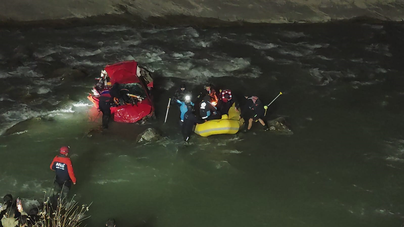 Zap Suyu’na yuvarlanan hafif ticari aracın sürücüsü Suden Ezgi, kurtarılamadı - Görsel 3