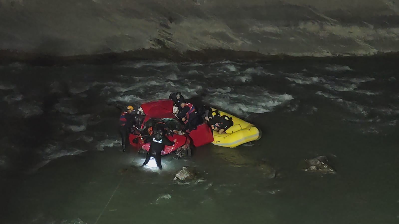 Zap Suyu’na yuvarlanan hafif ticari aracın sürücüsü Suden Ezgi, kurtarılamadı - Görsel 4