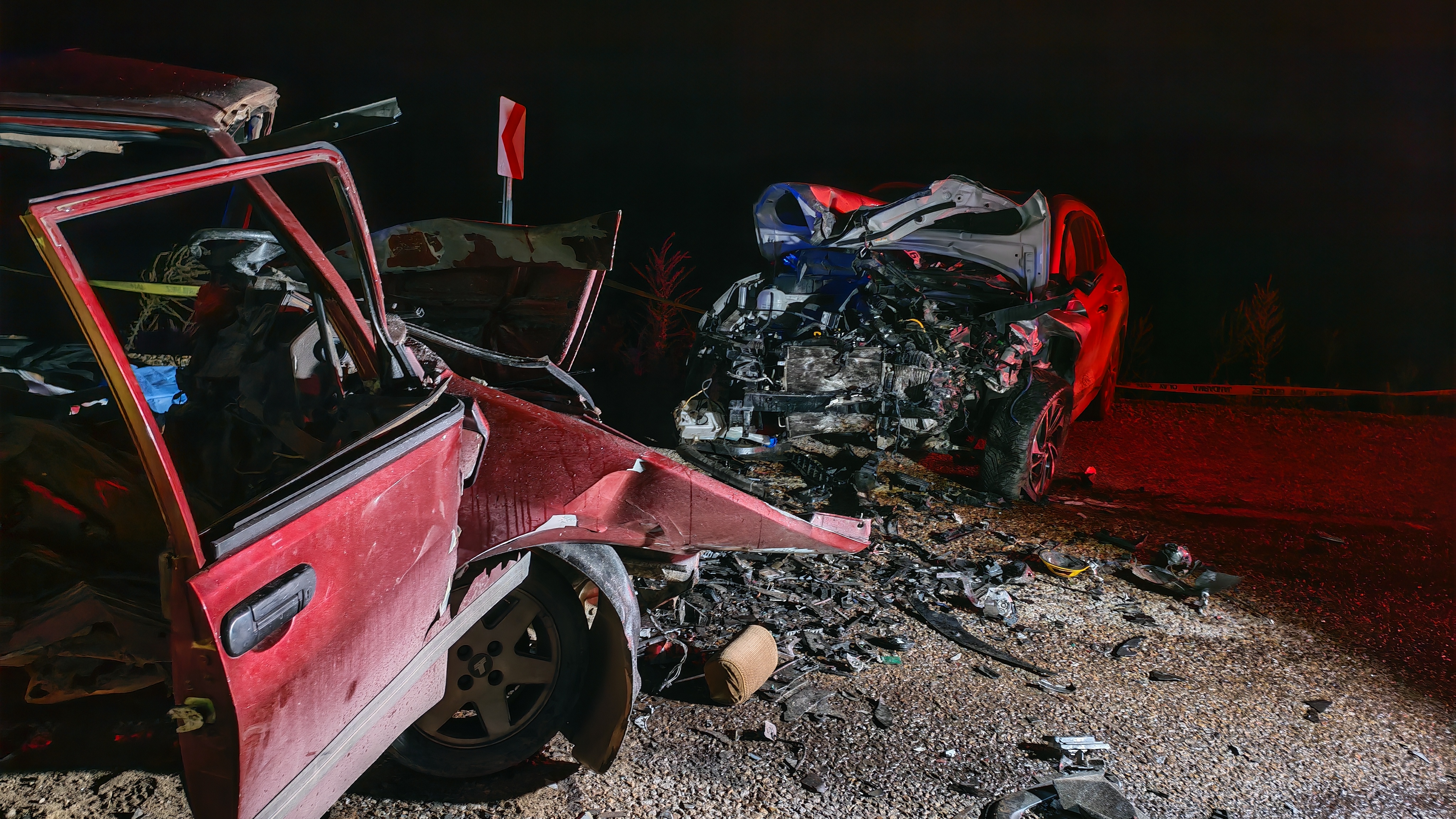 Manisa’da iki otomobil çarpıştı; 3 ölü, 1 yaralı - Görsel 4