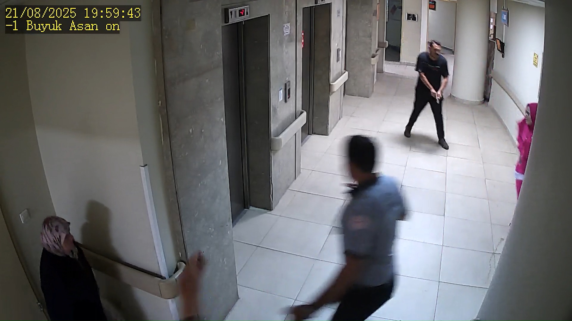 Boşanma aşamasındaki eşini hastanede kovalayıp, vurmuştu; görüntüleri ortaya çıktı - Görsel 1