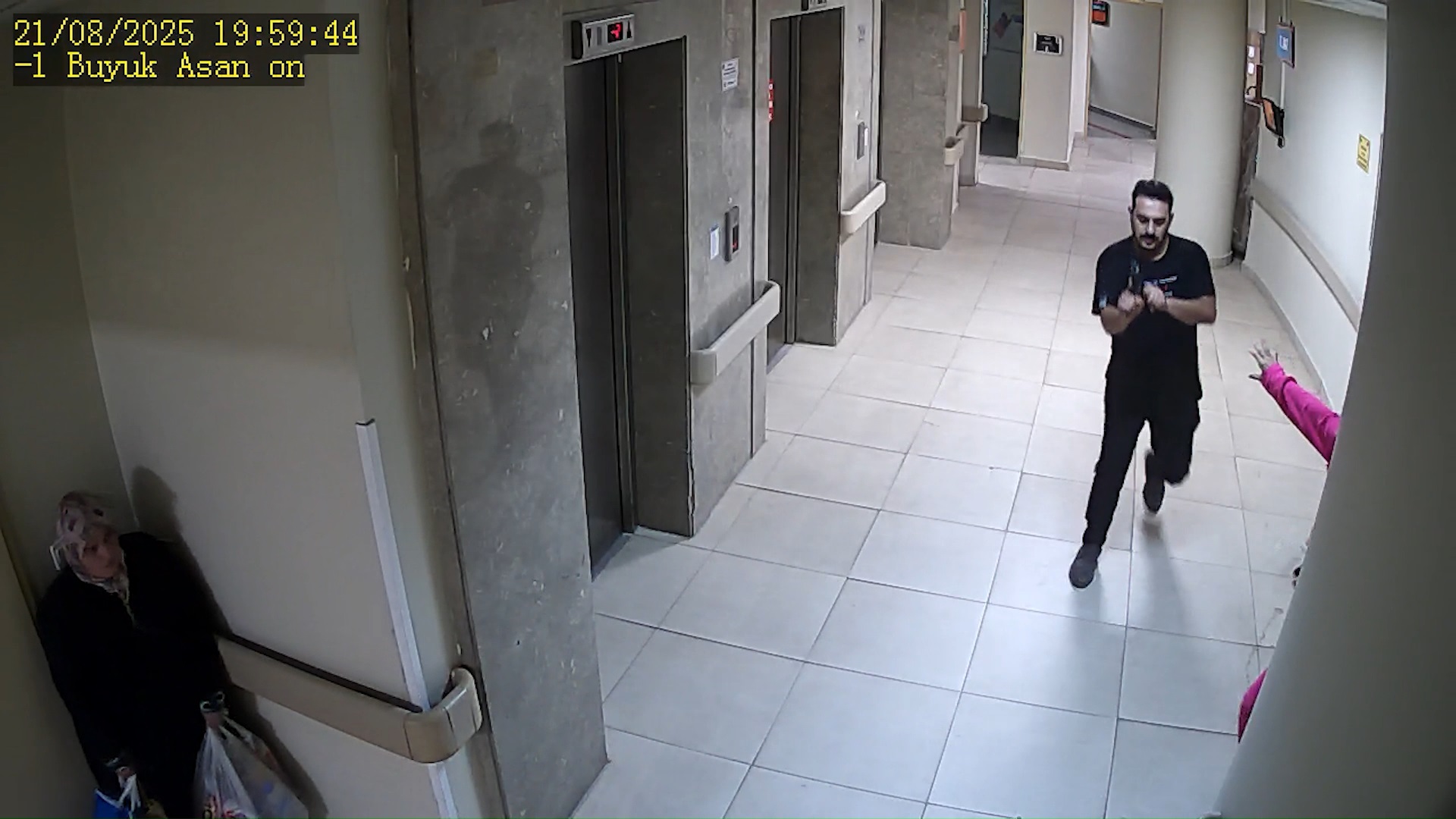 Boşanma aşamasındaki eşini hastanede kovalayıp, vurmuştu; görüntüleri ortaya çıktı - Görsel 2