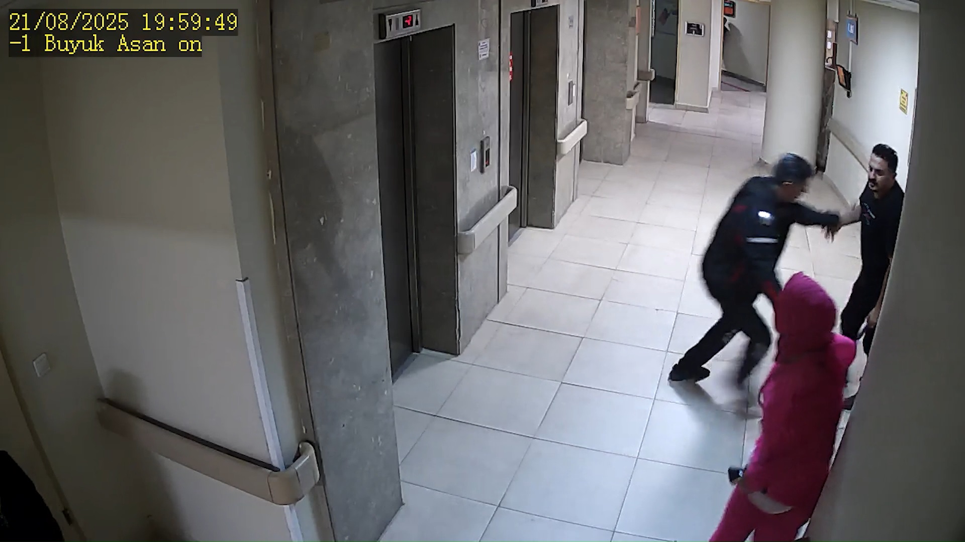 Boşanma aşamasındaki eşini hastanede kovalayıp, vurmuştu; görüntüleri ortaya çıktı - Görsel 4