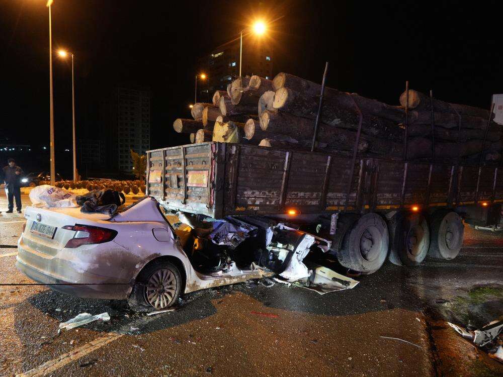 TIR’a çarpan otomobil bu hale geldi! 1 ölü, 2 yaralı var - Görsel 2