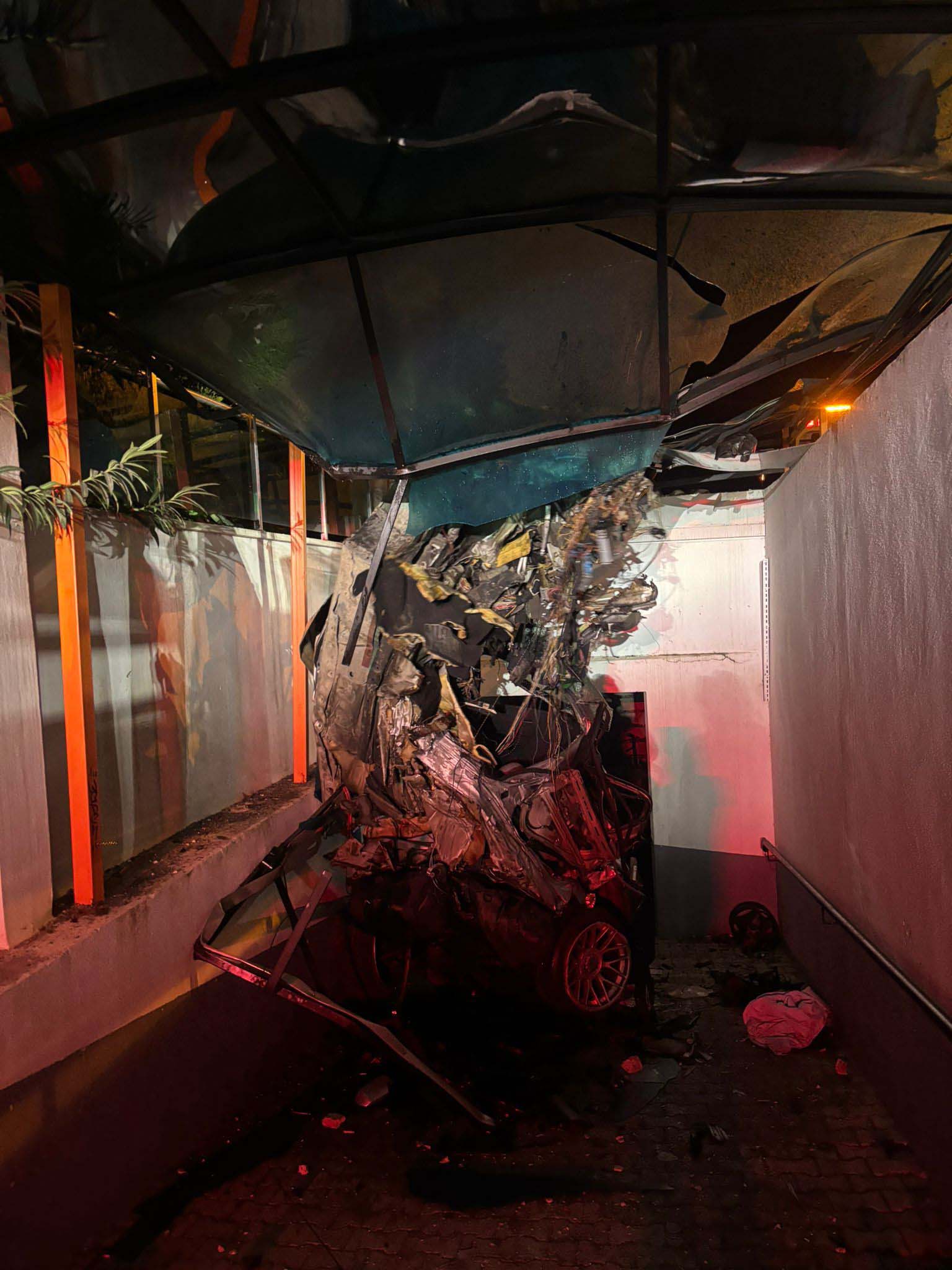 Alt geçide düşüp yanan otomobilde öldü - Görsel 2