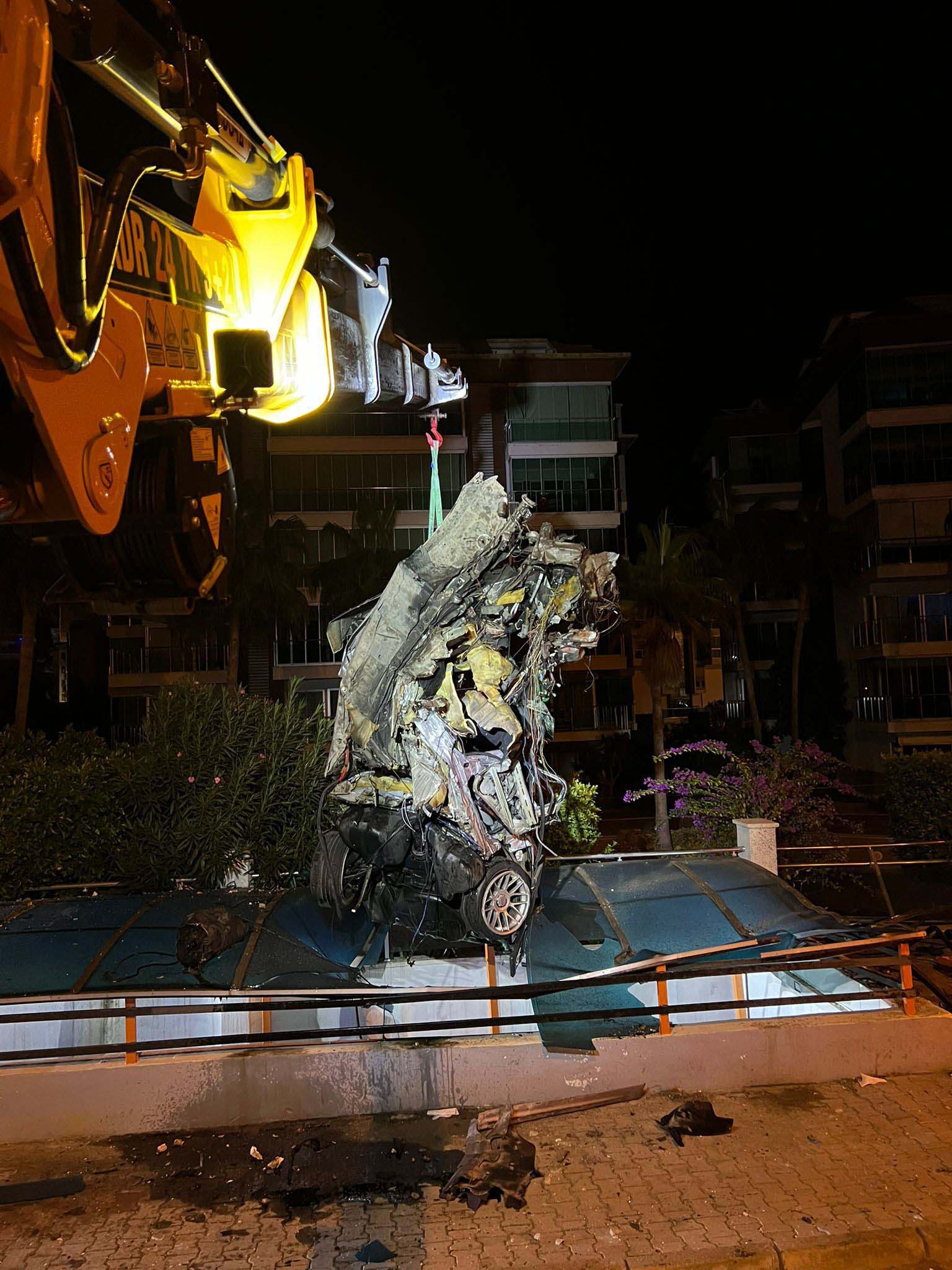 Alt geçide düşüp yanan otomobilde öldü - Görsel 3