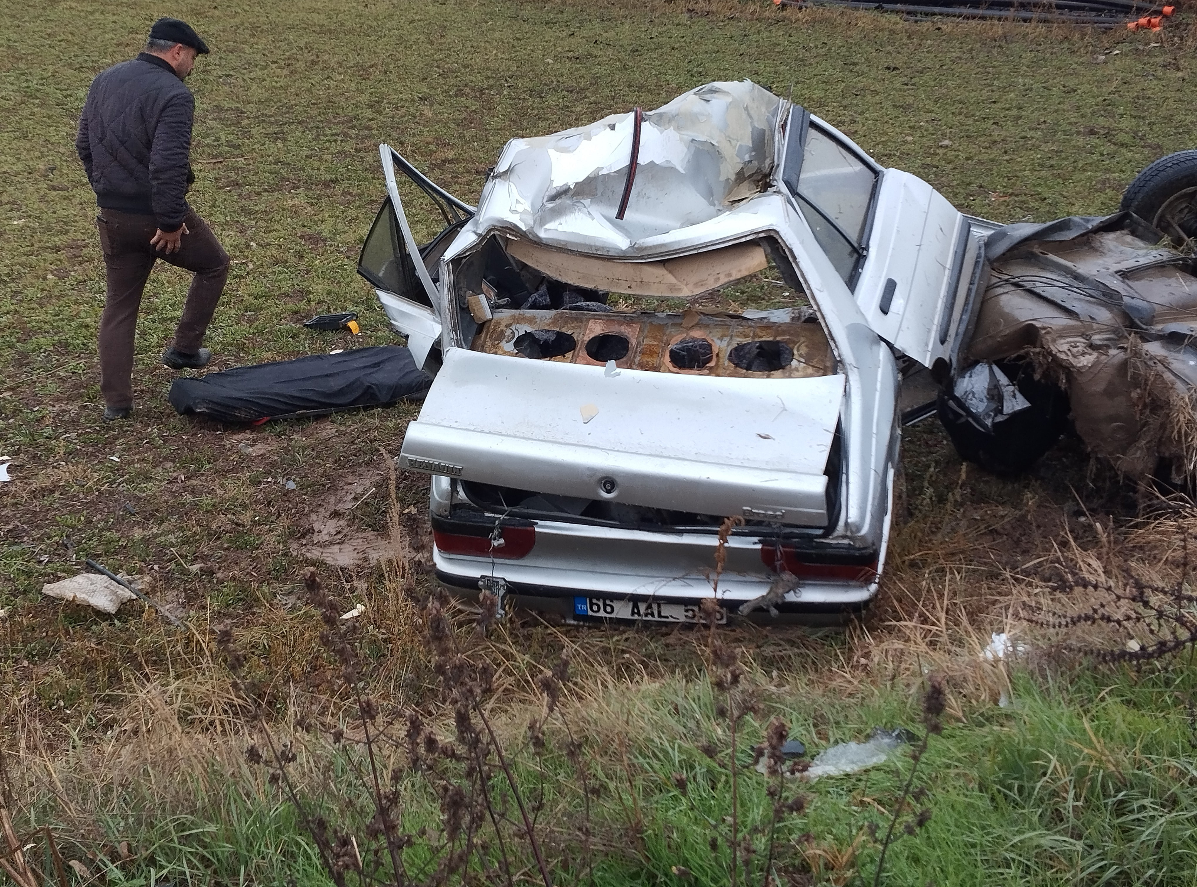 Ağaca çarpan otomobil ikiye bölündü; 1 ağır yaralı - Görsel 1