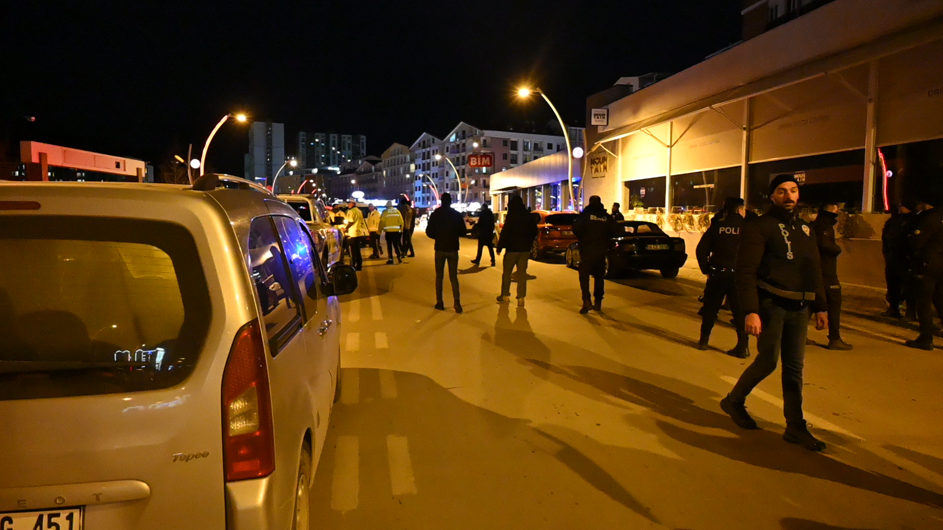 Yılbaşı kutlamasında çıkan kavgaya müdahale eden polis bıçakla yaralandı - Görsel 1