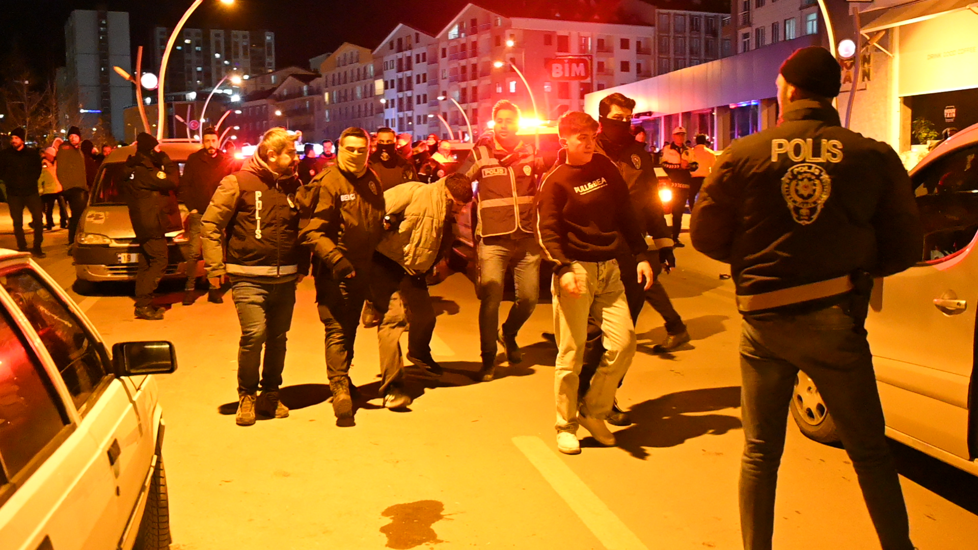 Yılbaşı kutlamasında çıkan kavgaya müdahale eden polis bıçakla yaralandı - Görsel 2