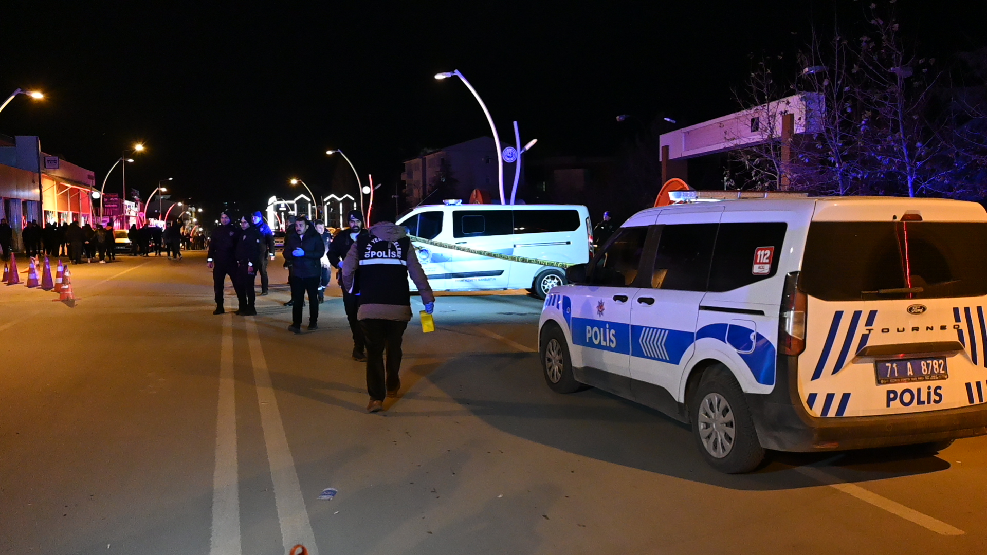 Yılbaşı kutlamasında çıkan kavgaya müdahale eden polis bıçakla yaralandı - Görsel 3