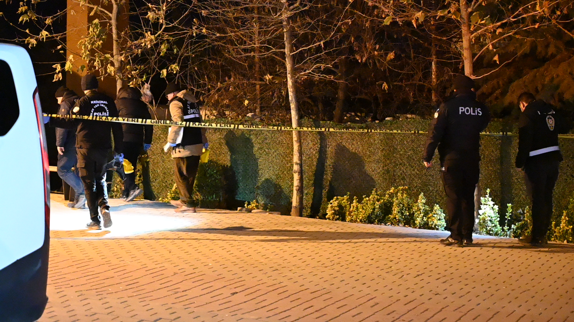 Yılbaşı kutlamasında çıkan kavgaya müdahale eden polis bıçakla yaralandı - Görsel 4