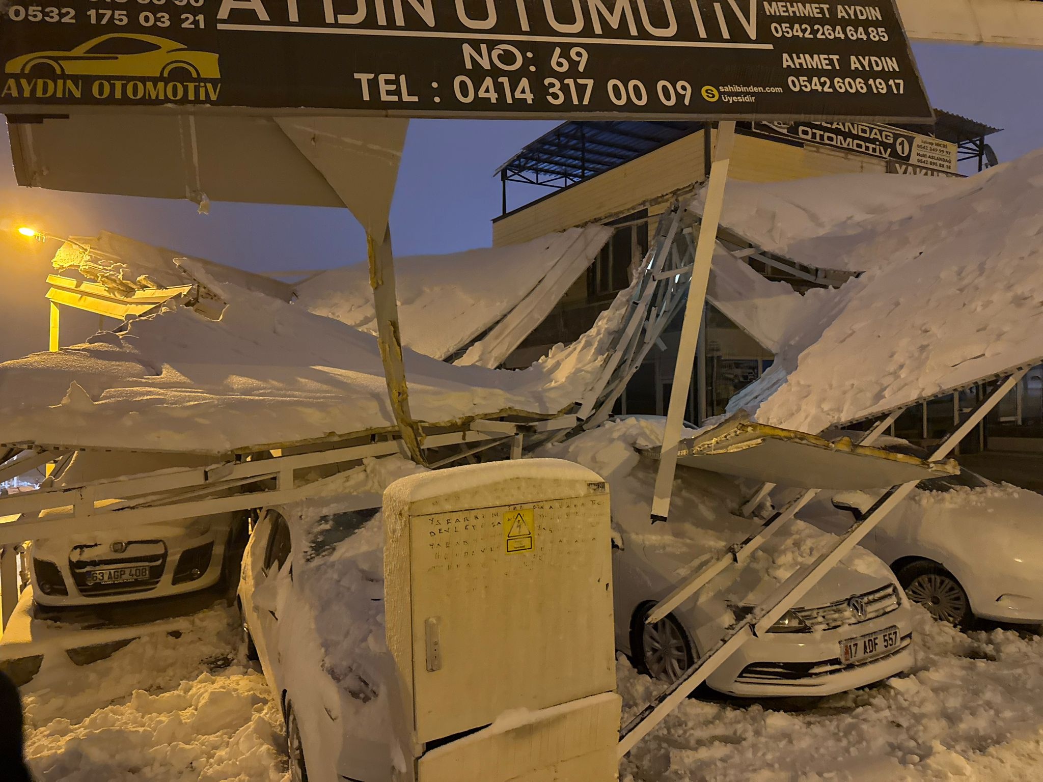 Şanlıurfa’da kar nedeniyle çatılar çöktü; 67 araç hasar gördü - Görsel 2