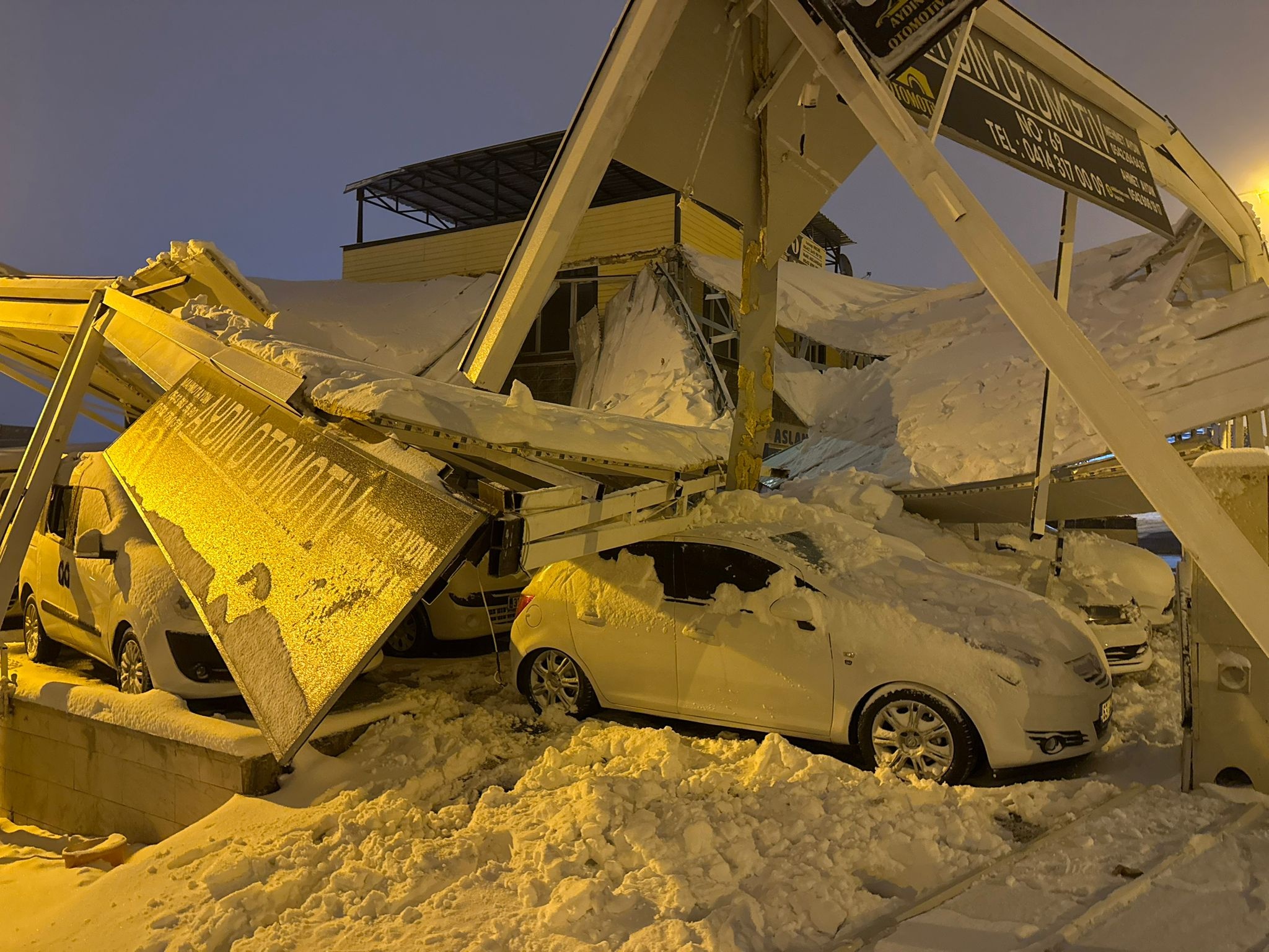 Şanlıurfa’da kar nedeniyle çatılar çöktü; 67 araç hasar gördü - Görsel 3