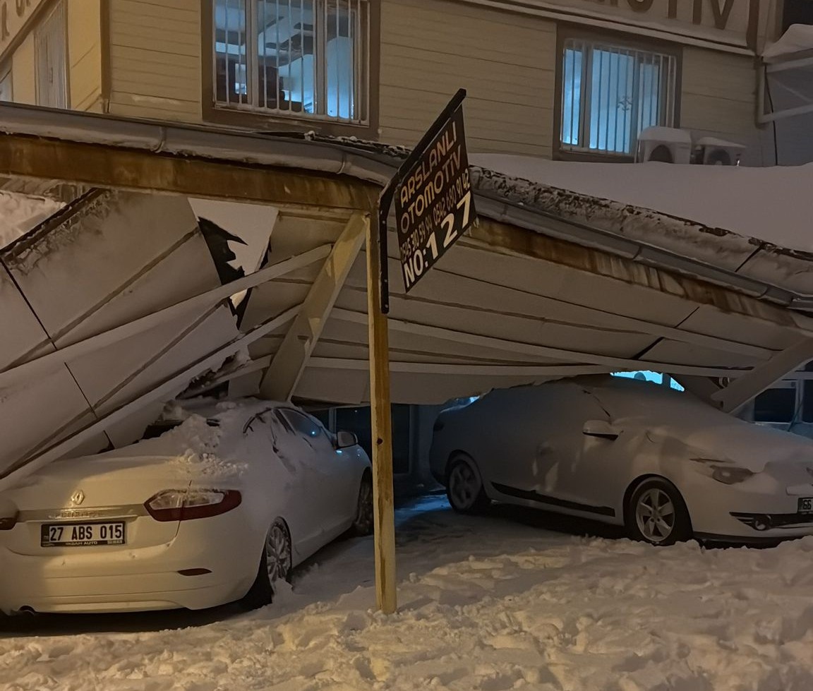 Şanlıurfa’da kar nedeniyle çatılar çöktü; 67 araç hasar gördü - Görsel 4