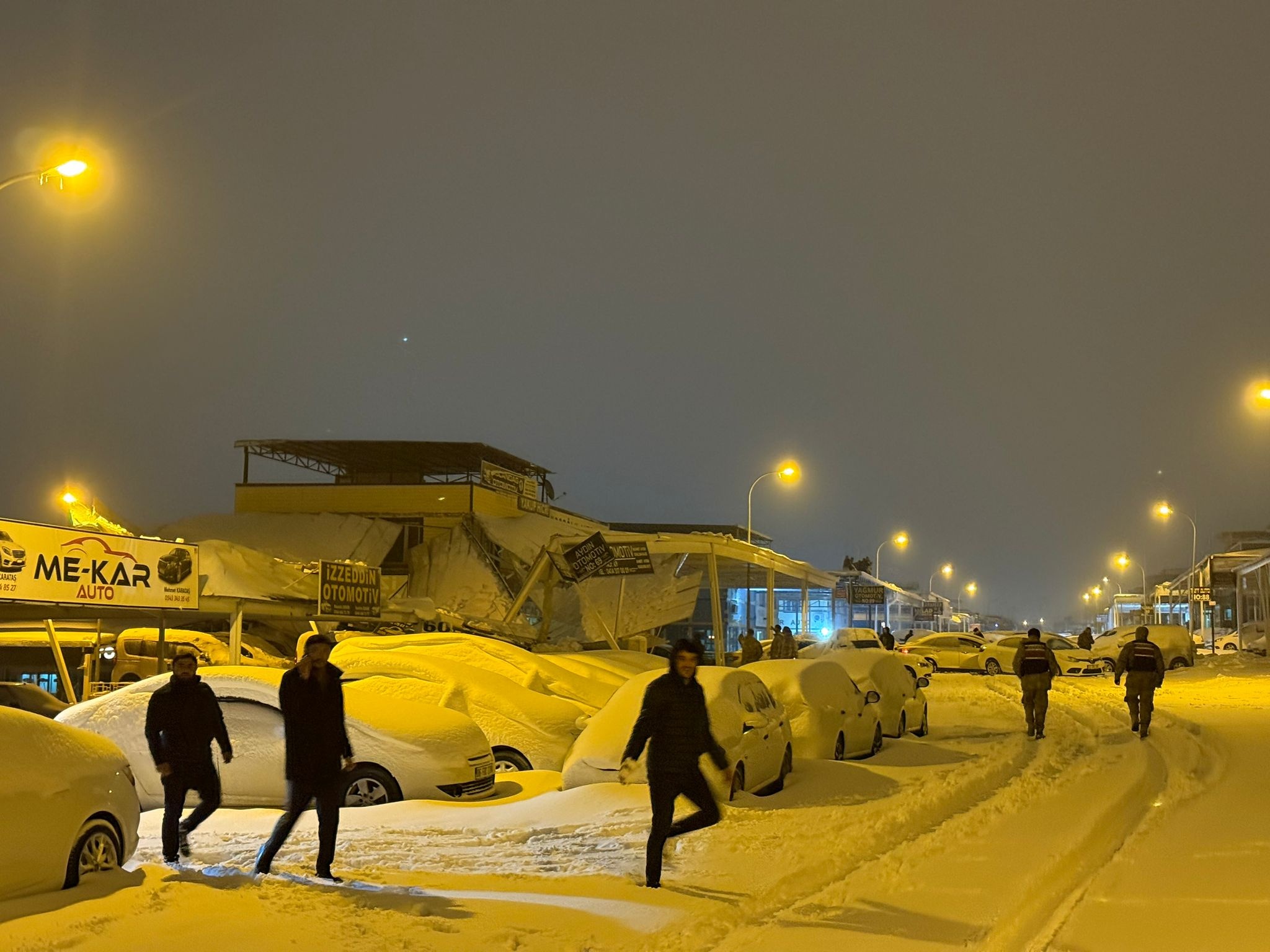 Şanlıurfa’da kar nedeniyle çatılar çöktü; 67 araç hasar gördü - Görsel 5