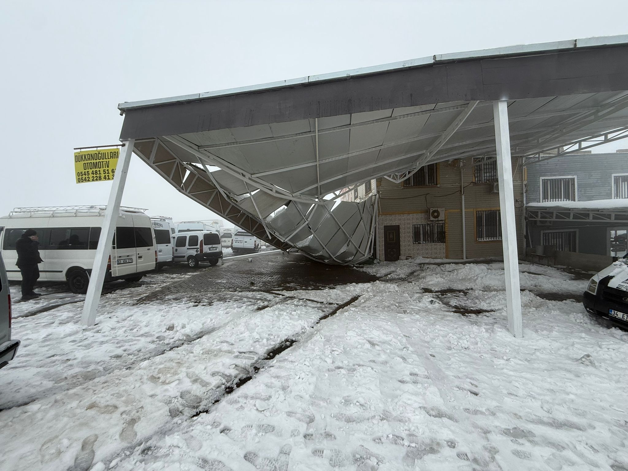 Şanlıurfa’da kar nedeniyle çatılar çöktü; 67 araç hasar gördü - Görsel 8