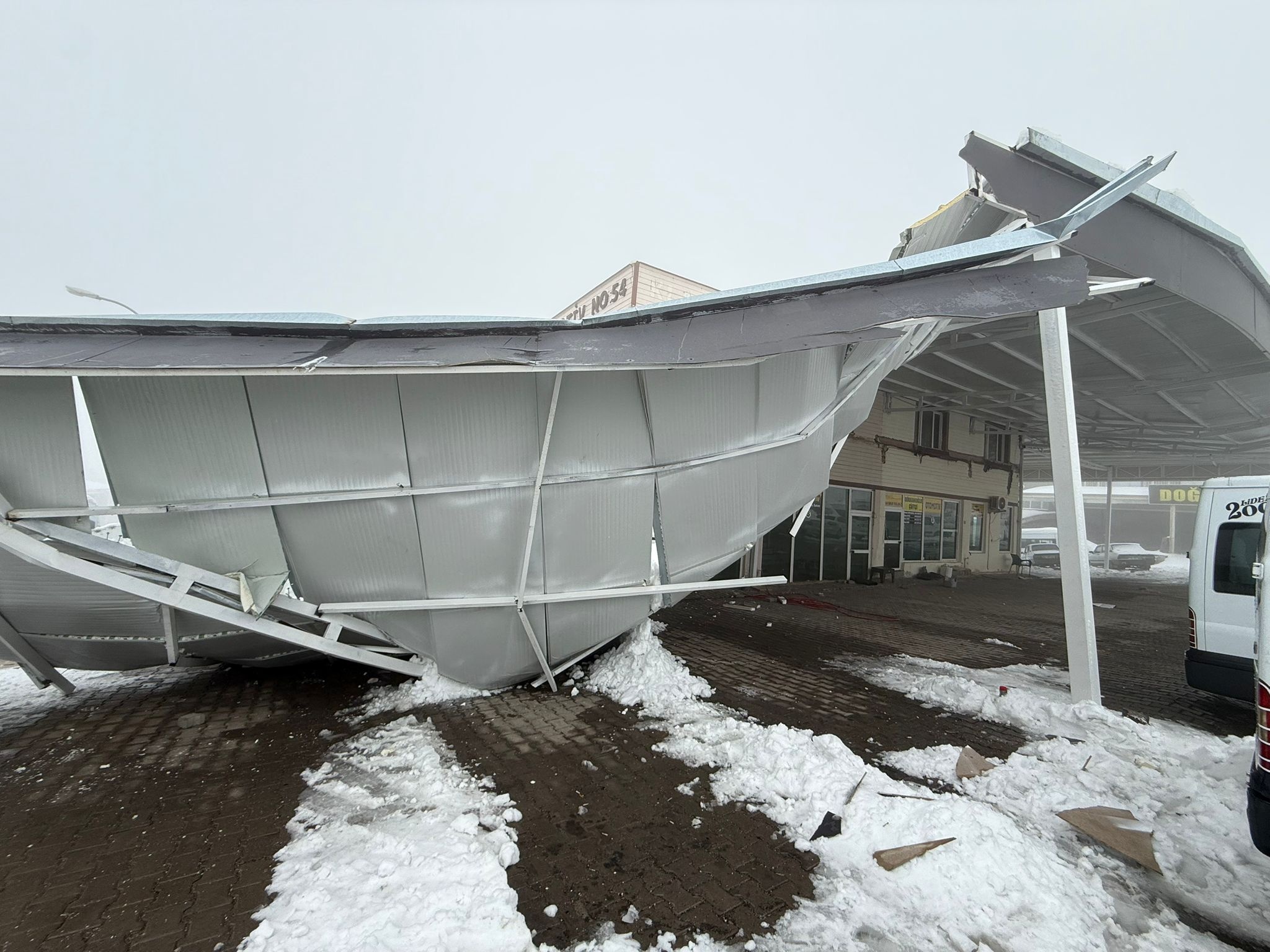 Şanlıurfa’da kar nedeniyle çatılar çöktü; 67 araç hasar gördü - Görsel 10