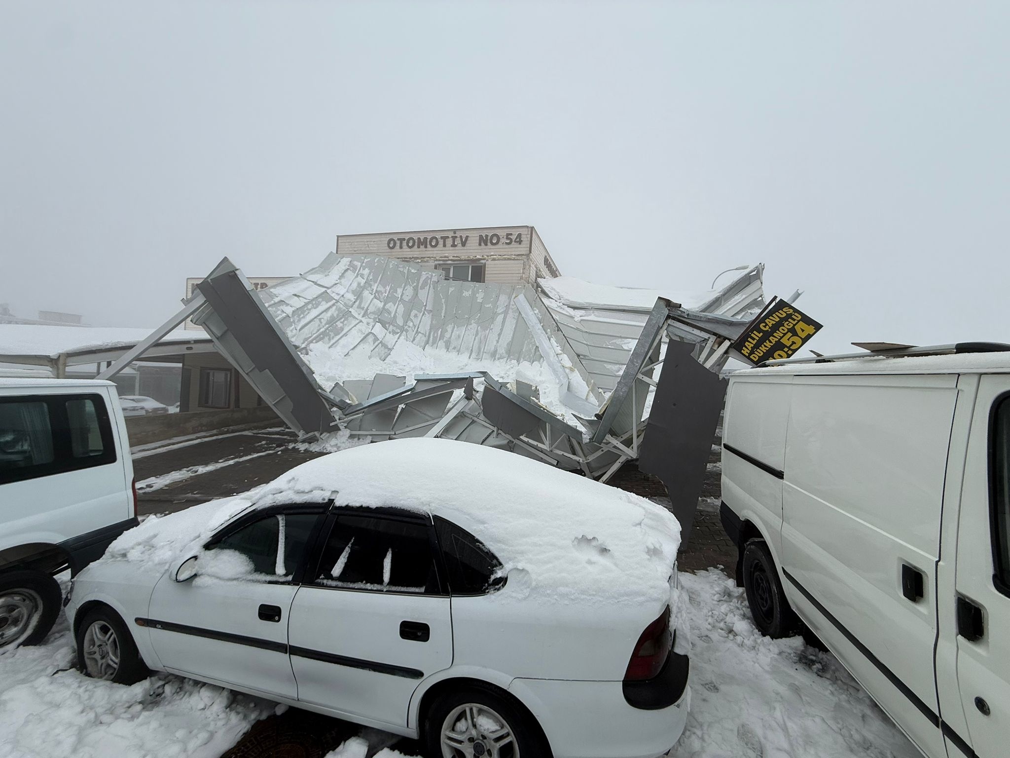 Şanlıurfa’da kar nedeniyle çatılar çöktü; 67 araç hasar gördü - Görsel 11