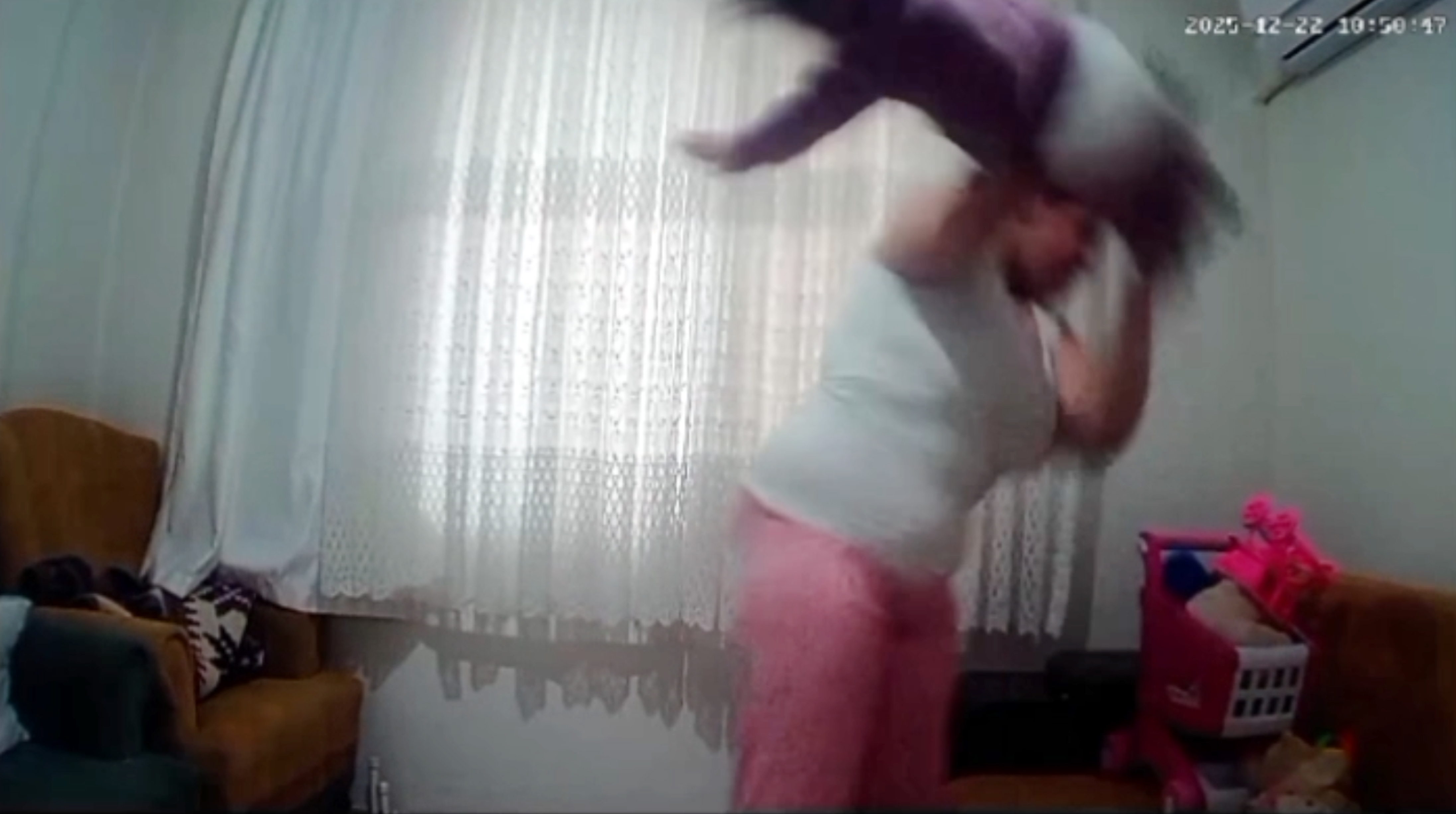 Antalya- 1 yaşındaki bebeğe anne şiddeti kamerada - Görsel 1