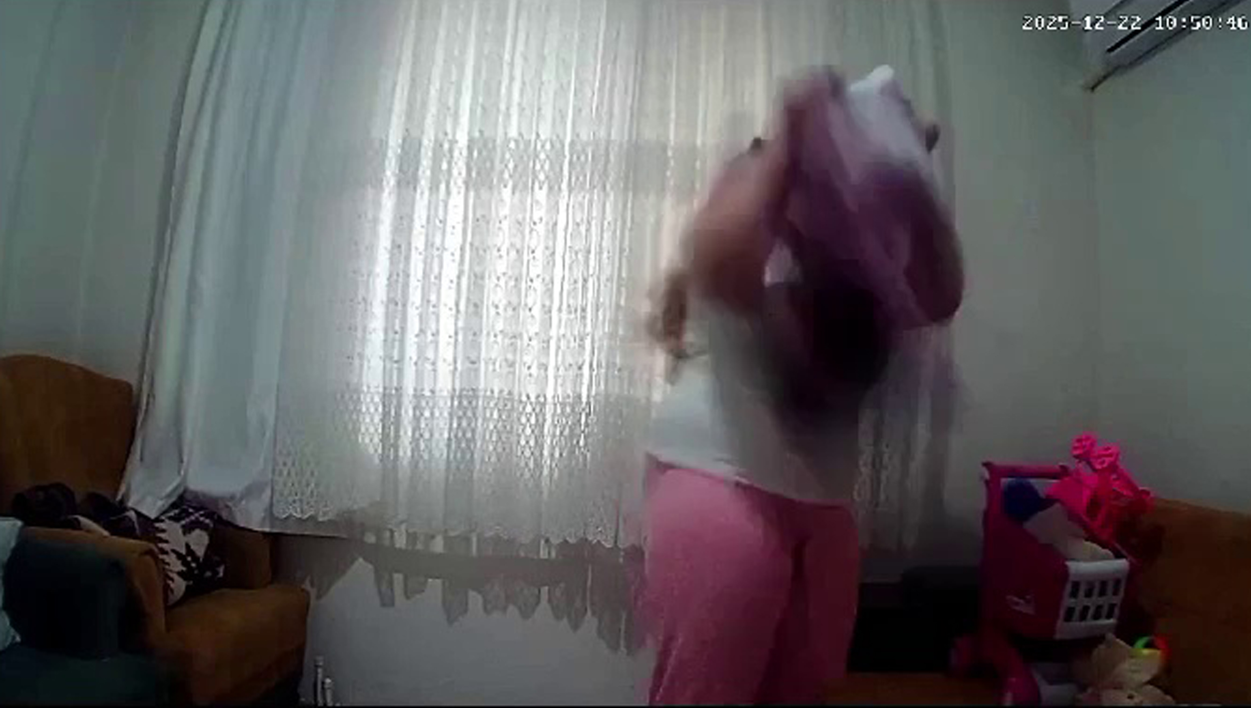 Antalya- 1 yaşındaki bebeğe anne şiddeti kamerada - Görsel 2