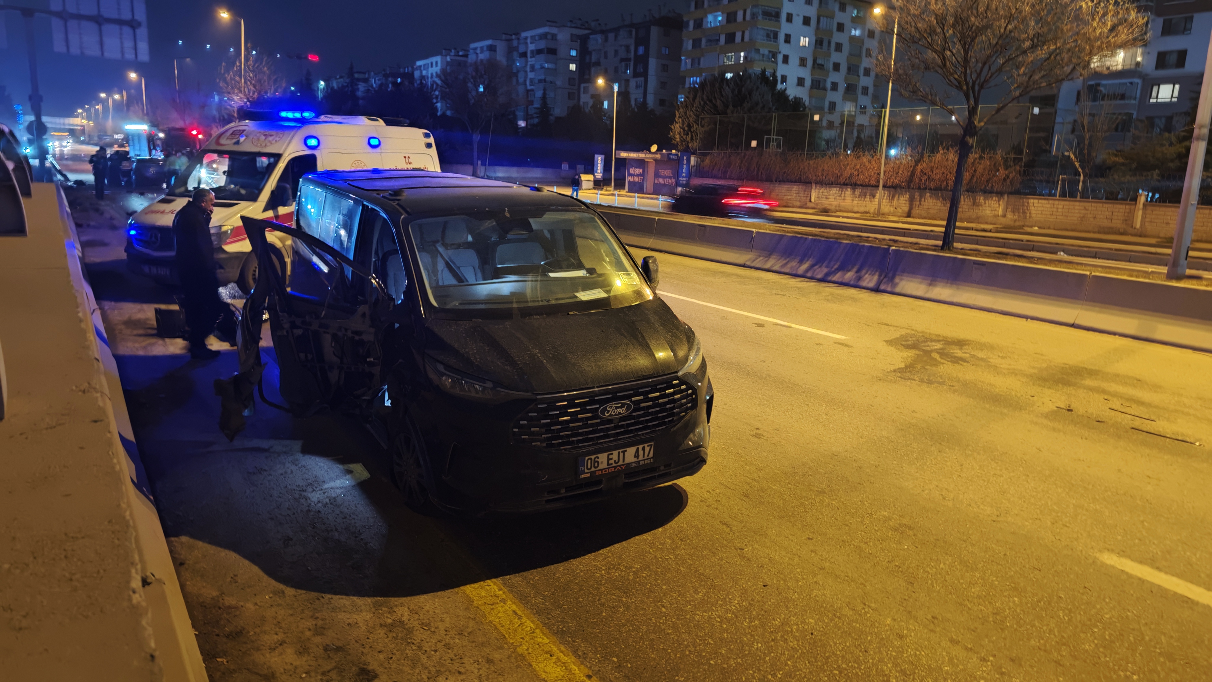 Ankara'da otomobil önce bariyere ardından da minibüse çarptı: 1 ölü, 2 yaralı - Görsel 3