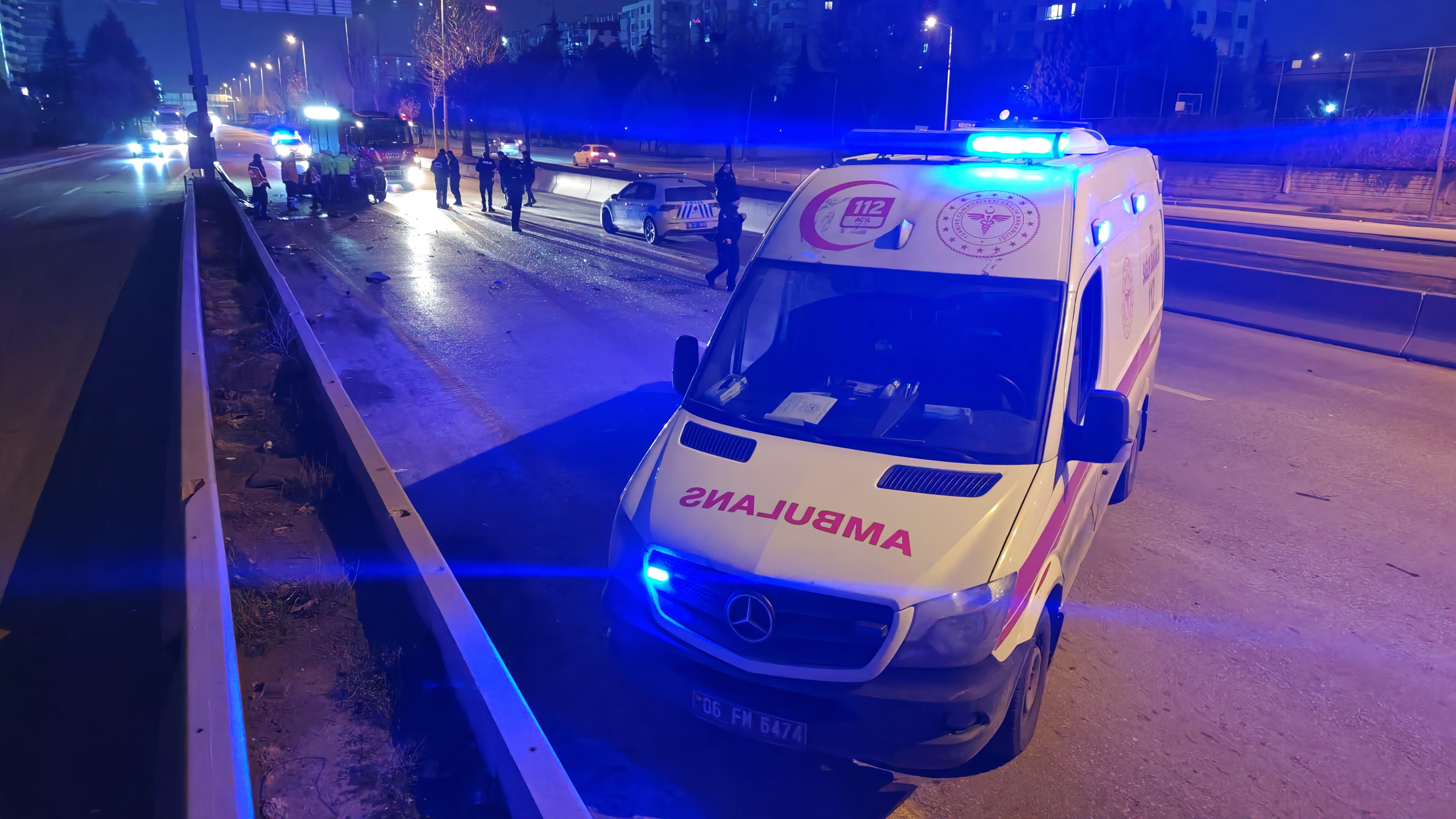 Ankara'da otomobil önce bariyere ardından da minibüse çarptı: 1 ölü, 2 yaralı - Görsel 4