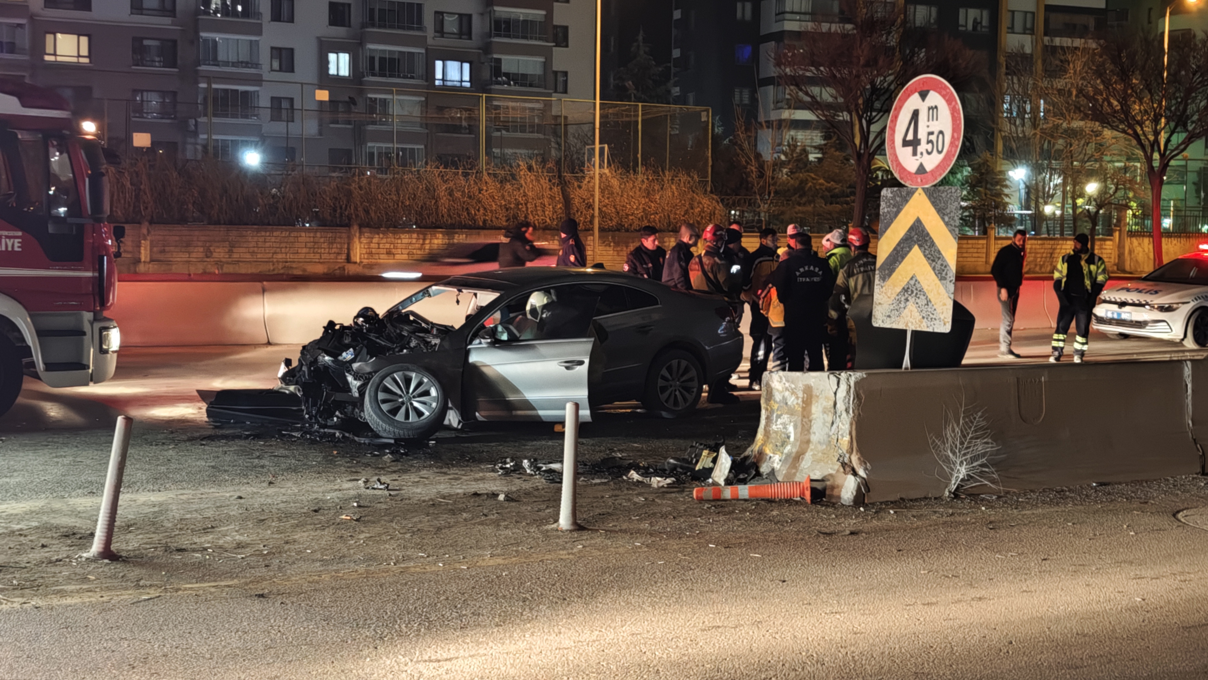 Ankara'da otomobil önce bariyere ardından da minibüse çarptı: 1 ölü, 2 yaralı - Görsel 5