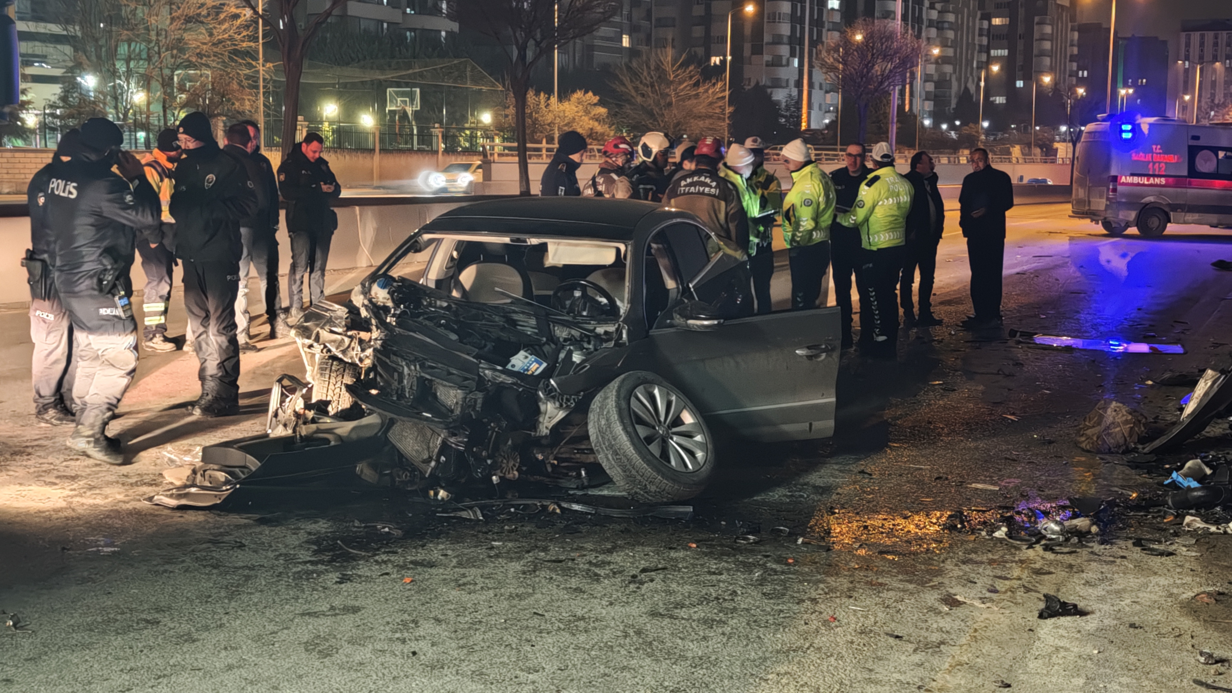 Ankara'da otomobil önce bariyere ardından da minibüse çarptı: 1 ölü, 2 yaralı - Görsel 6