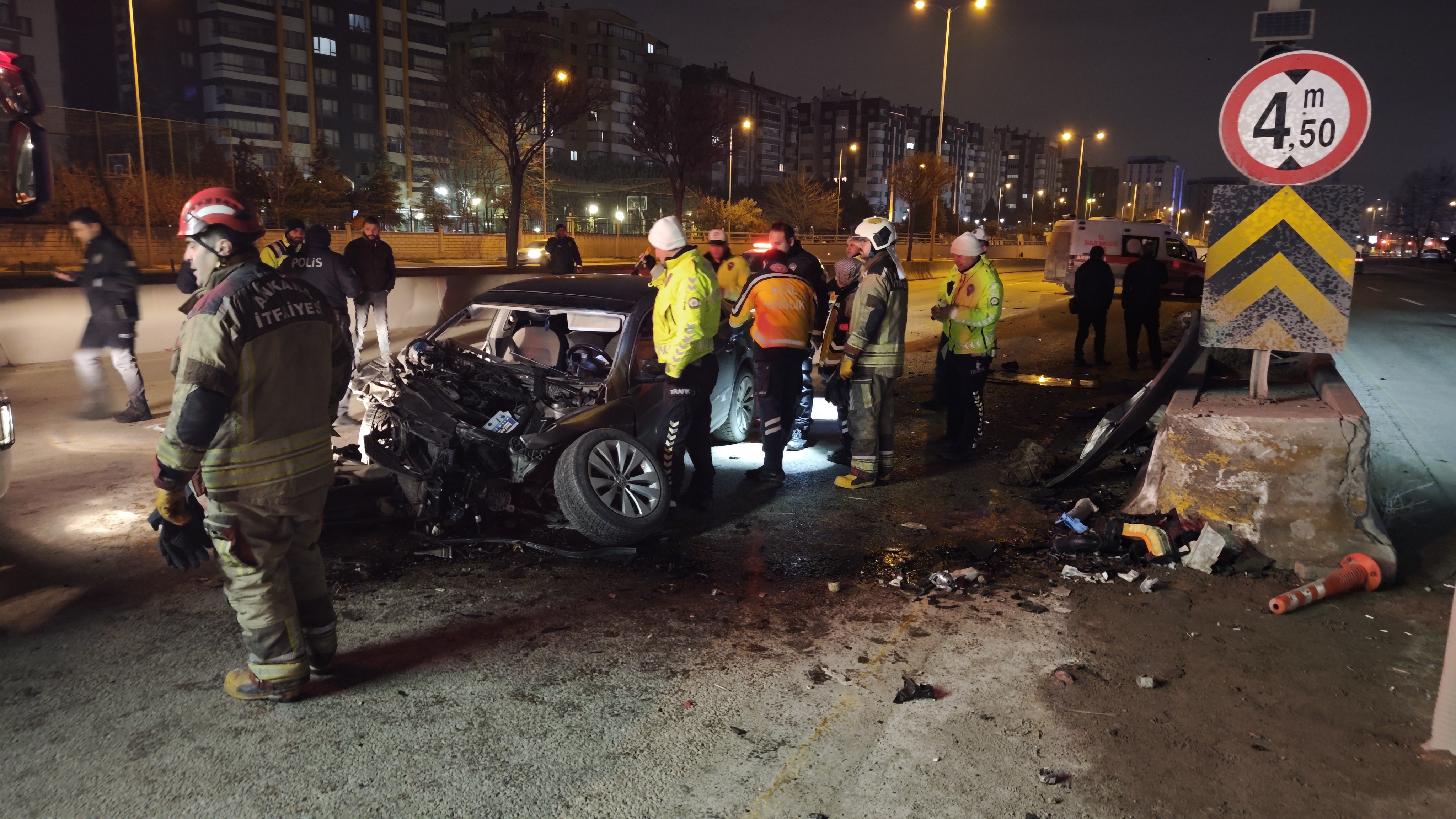 Ankara'da otomobil önce bariyere ardından da minibüse çarptı: 1 ölü, 2 yaralı - Görsel 8