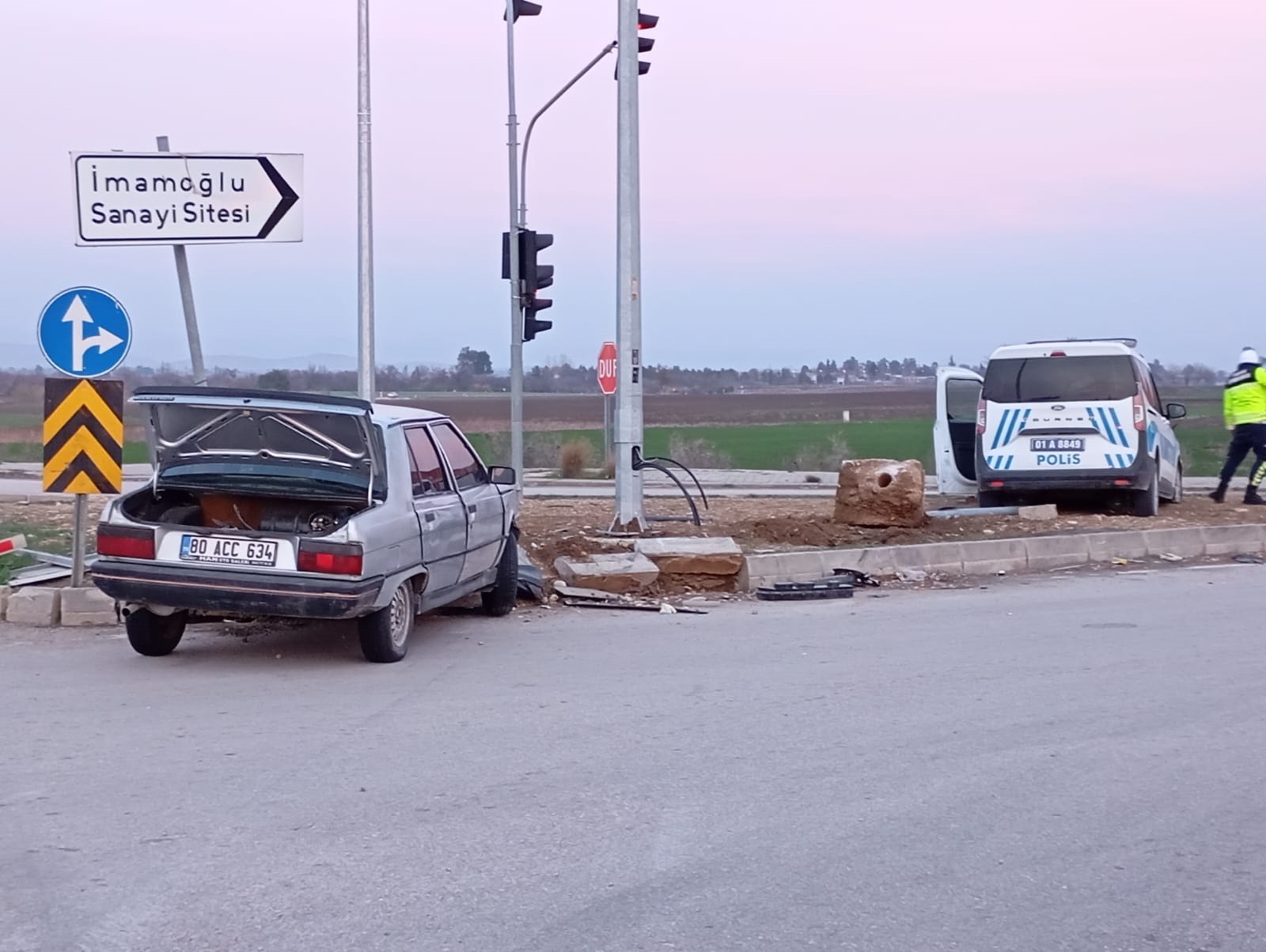 Adana - Denetleme noktasından kaçan otomobille polis aracı çarpıştı: 3 polis yaralı - Görsel 1