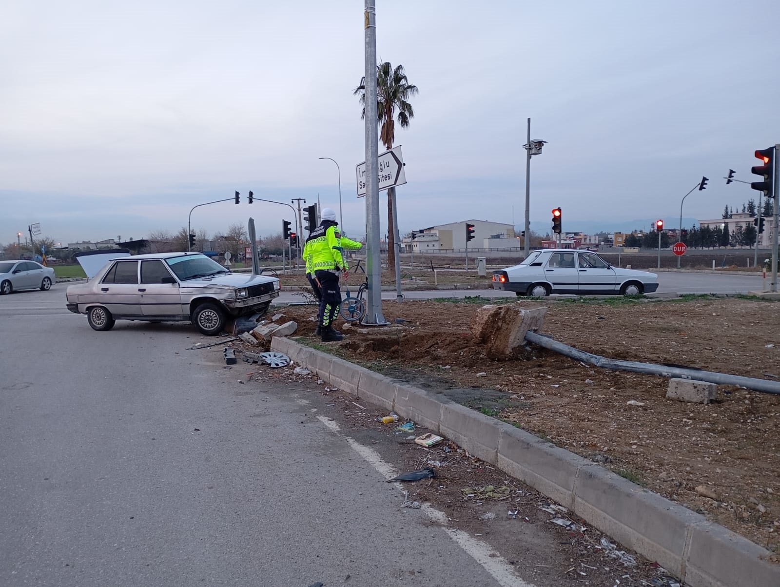 Adana - Denetleme noktasından kaçan otomobille polis aracı çarpıştı: 3 polis yaralı - Görsel 2