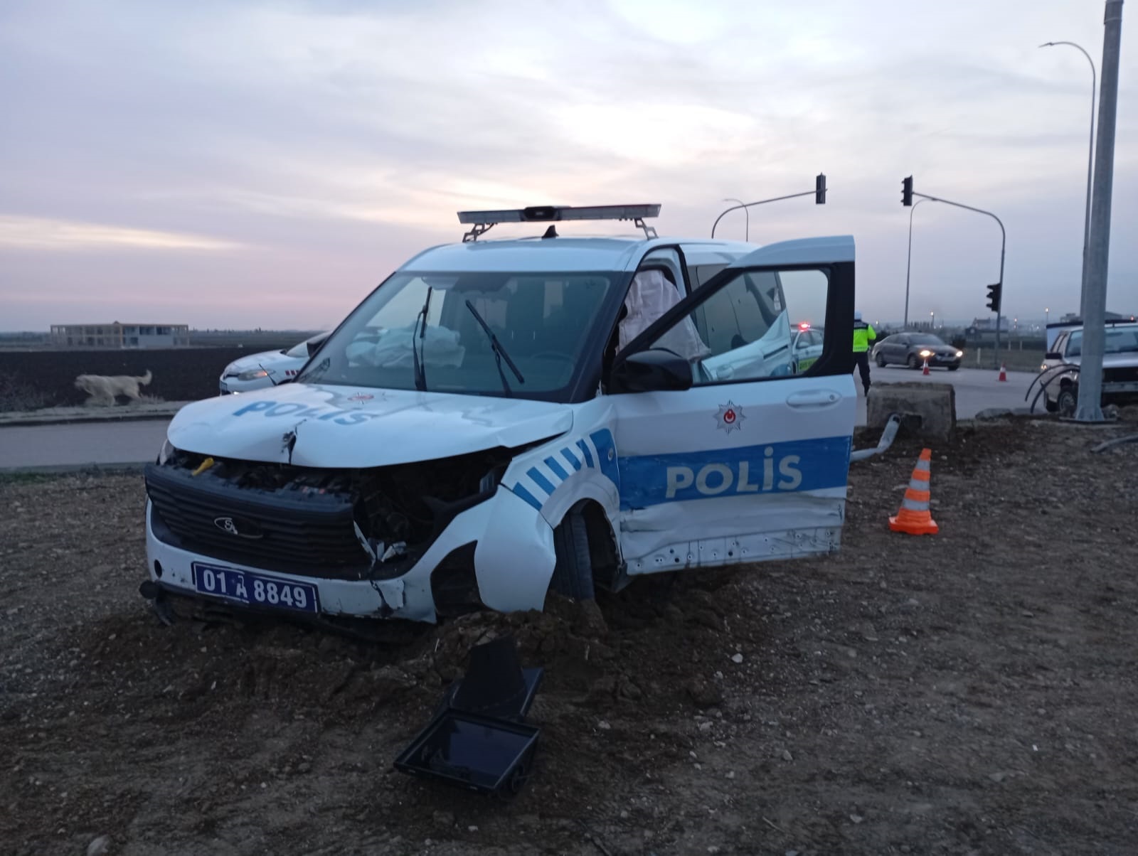 Adana - Denetleme noktasından kaçan otomobille polis aracı çarpıştı: 3 polis yaralı - Görsel 3