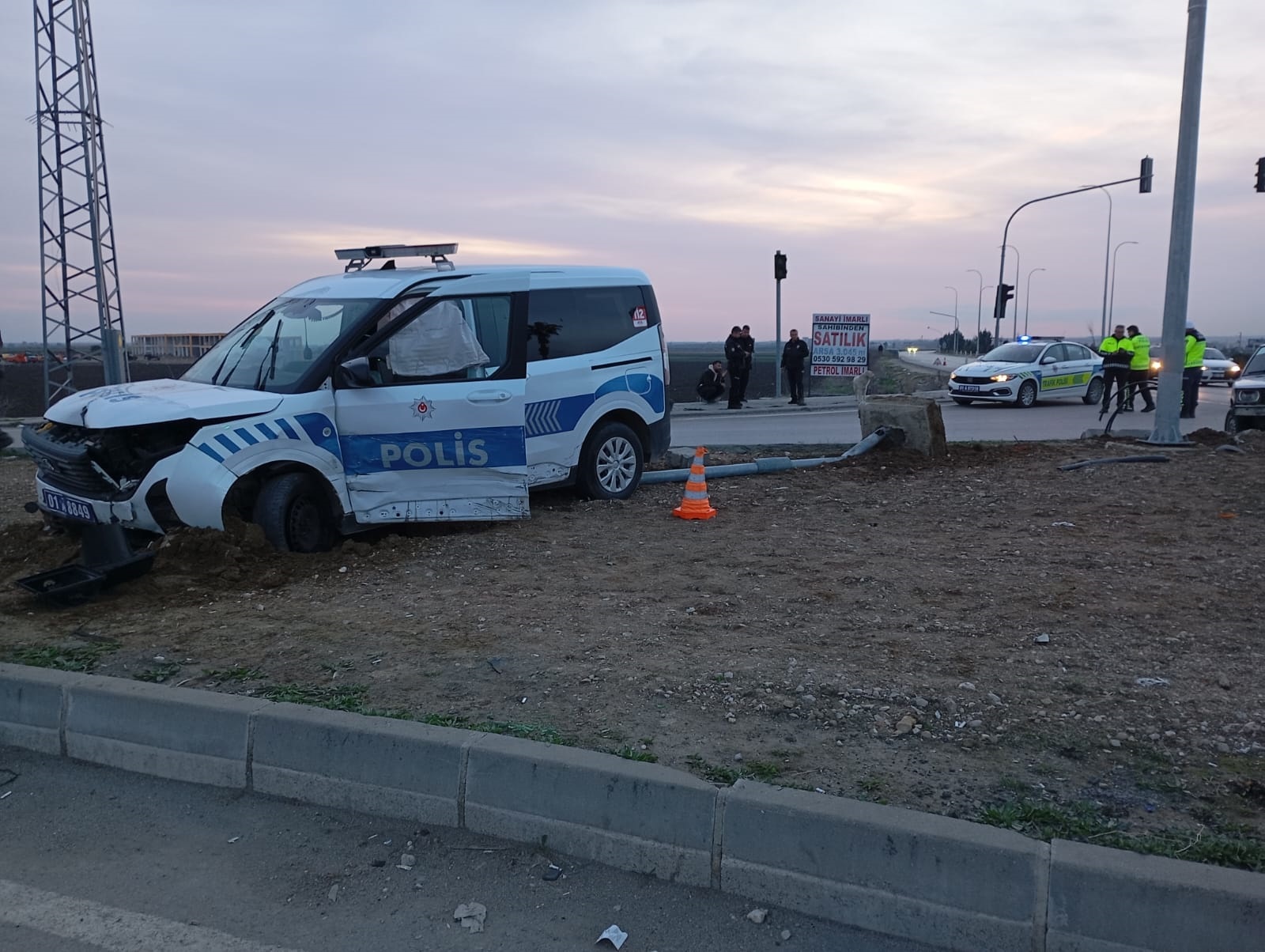 Adana - Denetleme noktasından kaçan otomobille polis aracı çarpıştı: 3 polis yaralı - Görsel 4