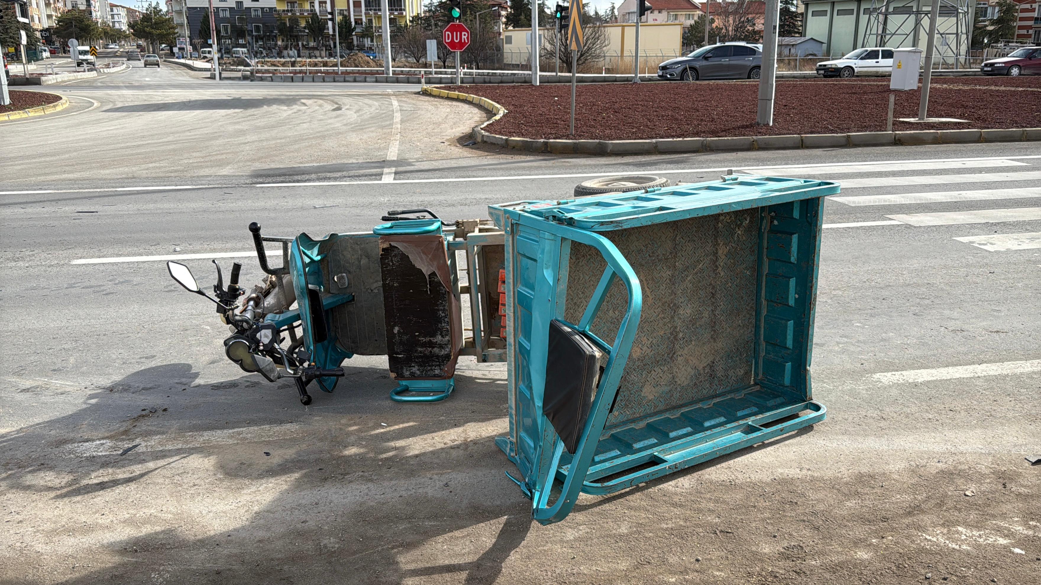 TIR ile üç tekerlekli motosiklet çarpıştı: 1 ölü, 3 yaralı - Görsel 1