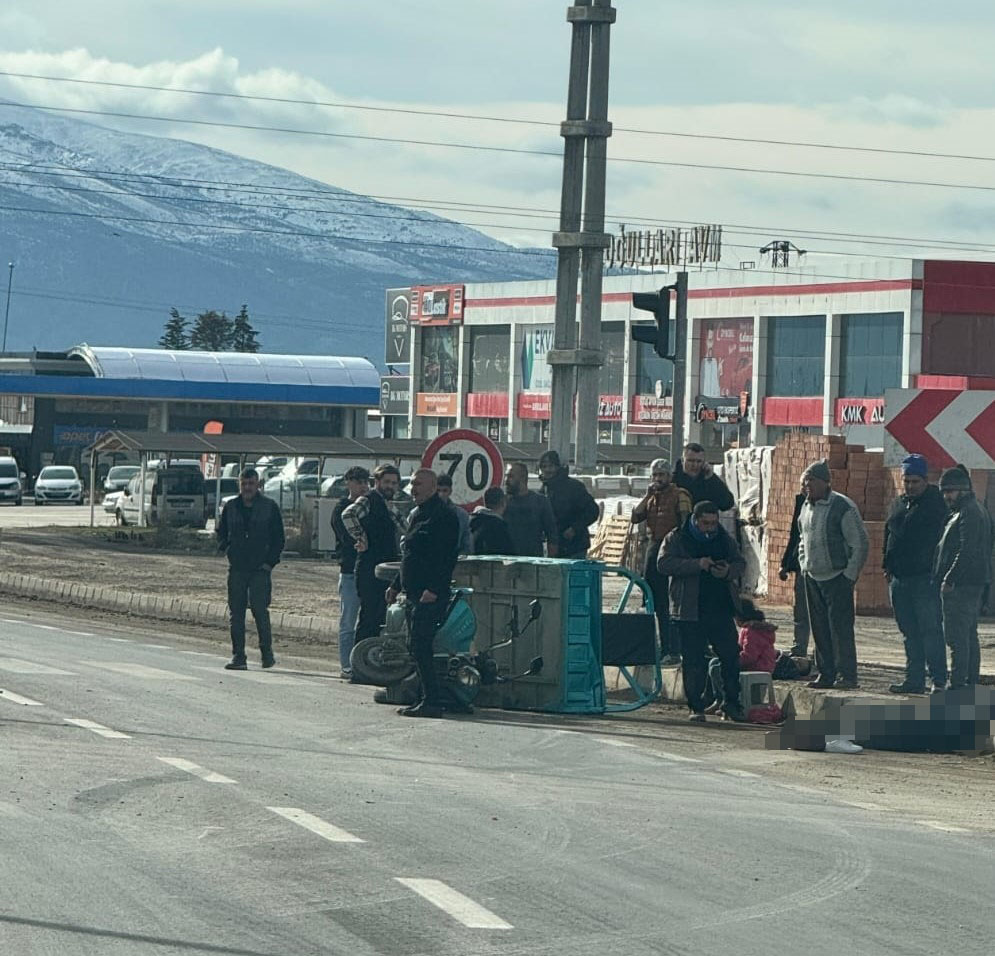 TIR ile üç tekerlekli motosiklet çarpıştı: 1 ölü, 3 yaralı - Görsel 2