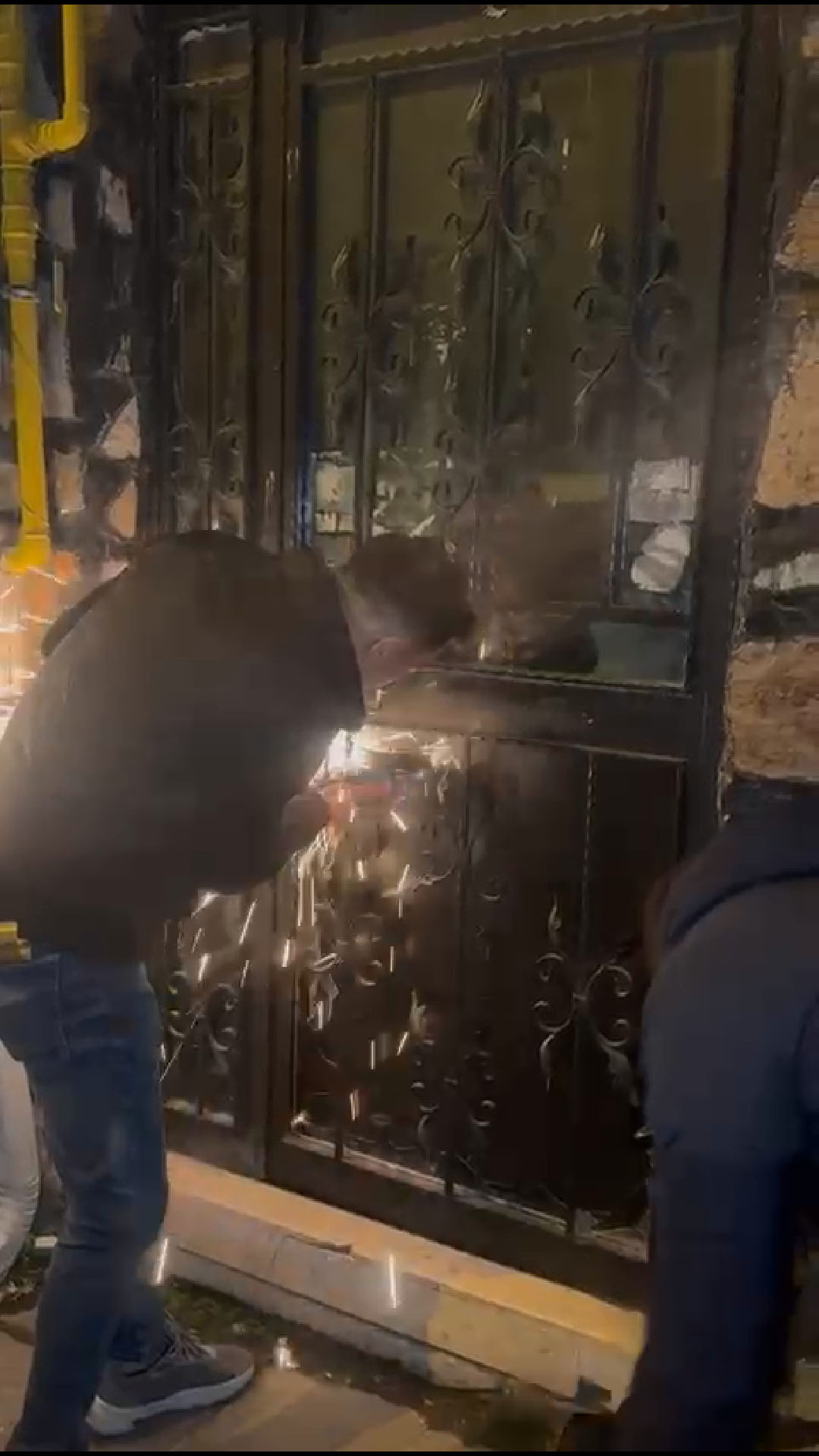 Eskişehir - Polis spiralle kapıyı keserek baskın yaptı; 43 kişiye 498 bin lira kumar cezası - Görsel 1