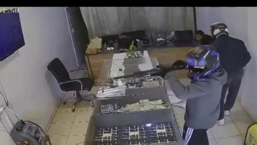 Hatay’da silahlı kuyumcu soygunu: 3 dakikada 3 kilo altınla kaçtılar - Görsel 2