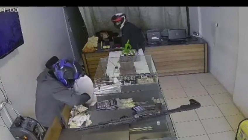 Hatay’da silahlı kuyumcu soygunu: 3 dakikada 3 kilo altınla kaçtılar - Görsel 3