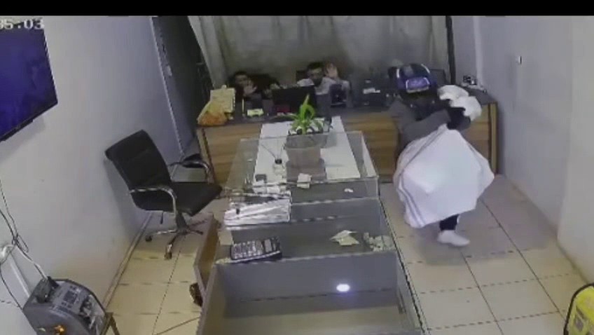 Hatay’da silahlı kuyumcu soygunu: 3 dakikada 3 kilo altınla kaçtılar - Görsel 5