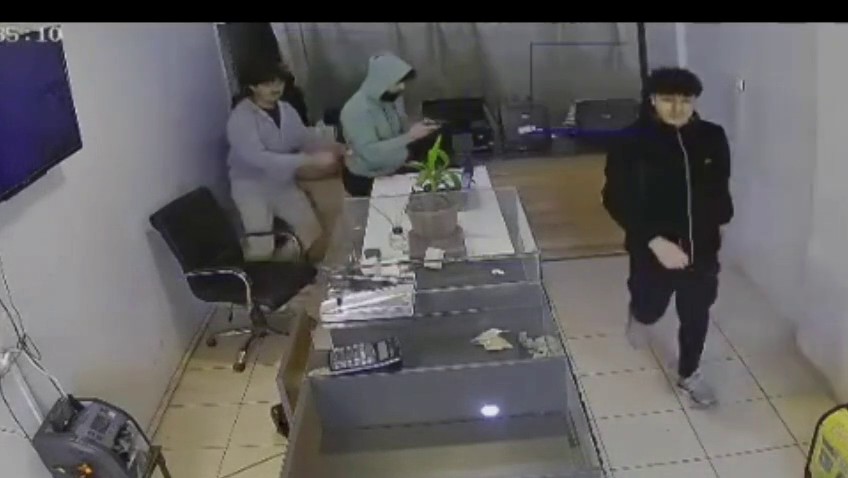 Hatay’da silahlı kuyumcu soygunu: 3 dakikada 3 kilo altınla kaçtılar - Görsel 6