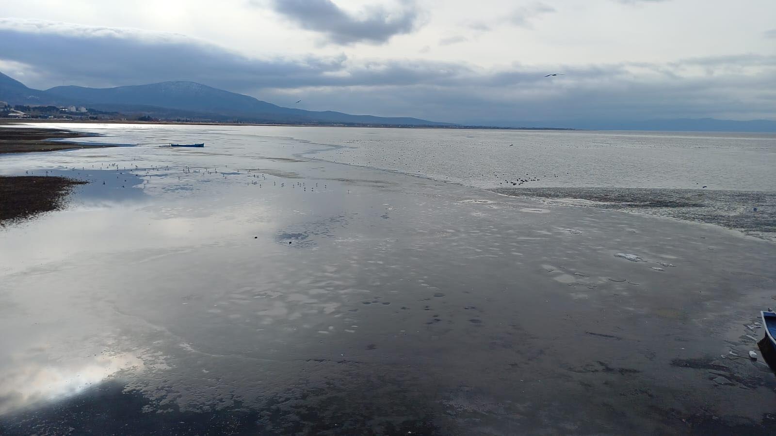 Beyşehir Gölü’nün yüzeyi buz tuttu - Görsel 1