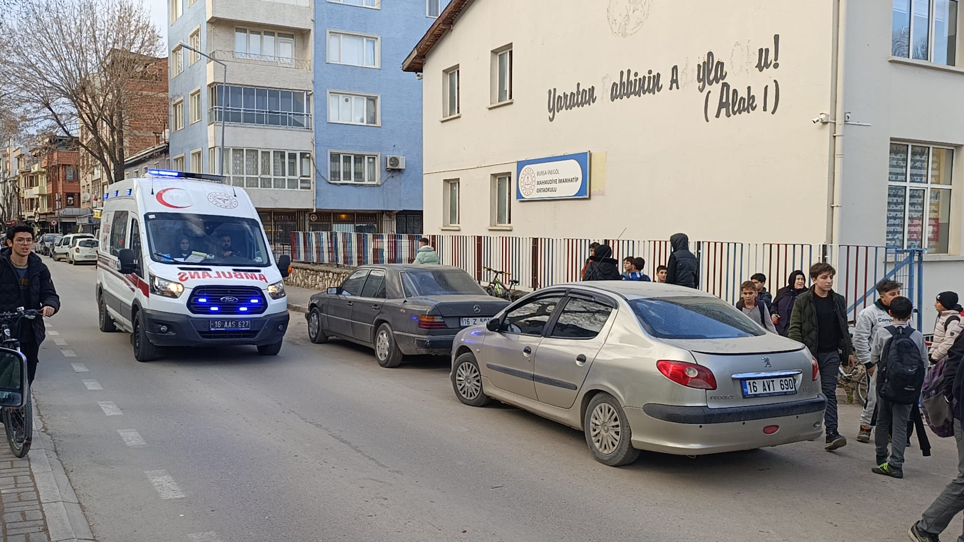 Sokakta futbol oynarken 'pas vermediği' için çıkan tartışmada bıçaklandı - Görsel 1