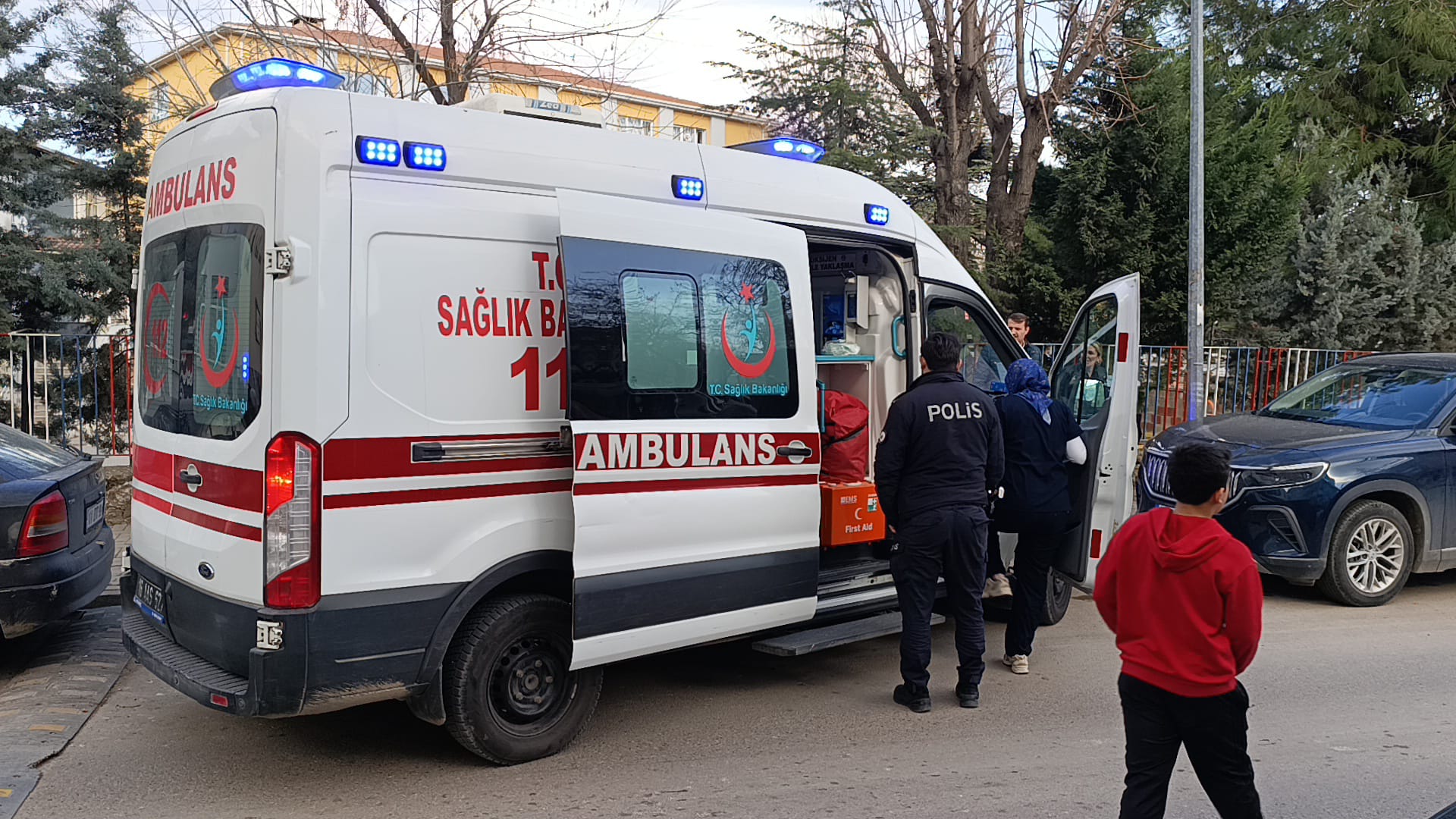 Sokakta futbol oynarken 'pas vermediği' için çıkan tartışmada bıçaklandı - Görsel 4