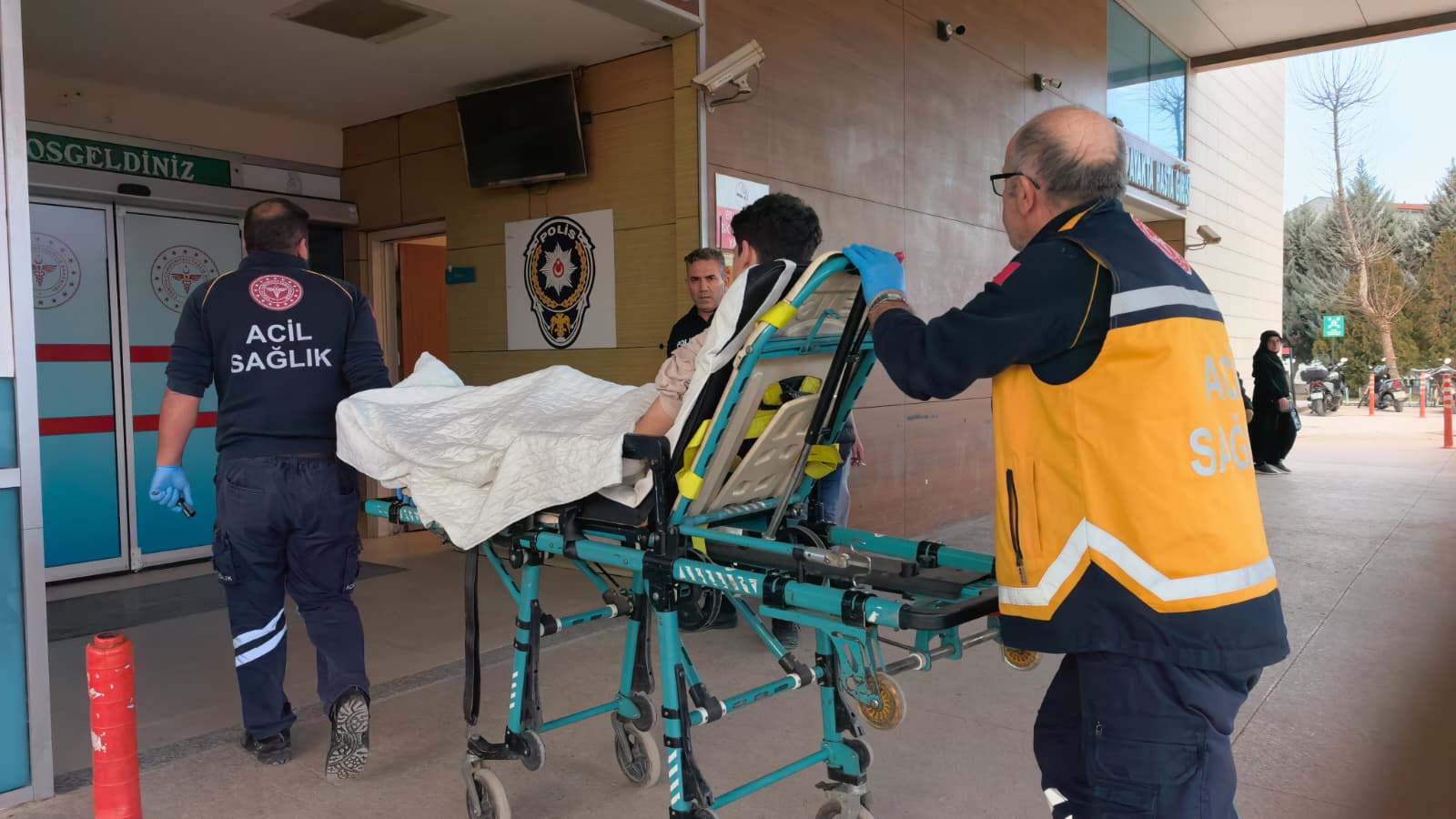 Sokakta futbol oynarken 'pas vermediği' için çıkan tartışmada bıçaklandı - Görsel 5