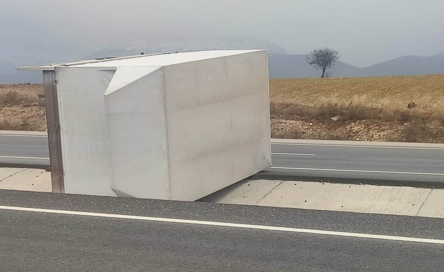 Seydişehir'de Fırtına Nedeniyle  Hareket  halindeki Kamyonun Kasası Yerinden Çıkarak Uçtu! - Görsel 1