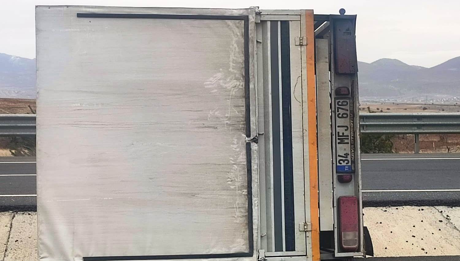 Seydişehir'de Fırtına Nedeniyle  Hareket  halindeki Kamyonun Kasası Yerinden Çıkarak Uçtu! - Görsel 2