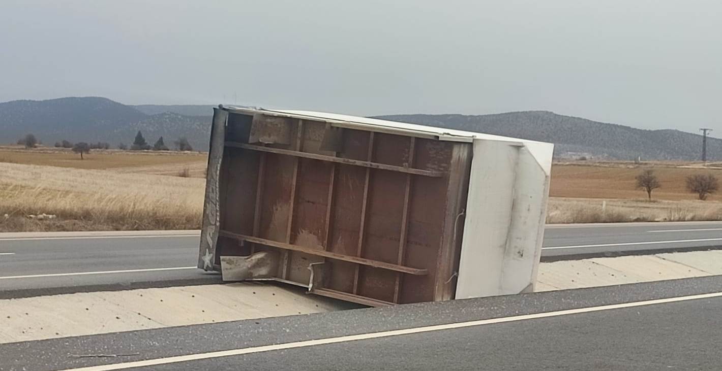 Seydişehir'de Fırtına Nedeniyle  Hareket  halindeki Kamyonun Kasası Yerinden Çıkarak Uçtu! - Görsel 3