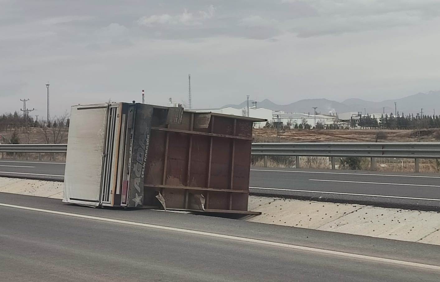Seydişehir'de Fırtına Nedeniyle  Hareket  halindeki Kamyonun Kasası Yerinden Çıkarak Uçtu! - Görsel 4
