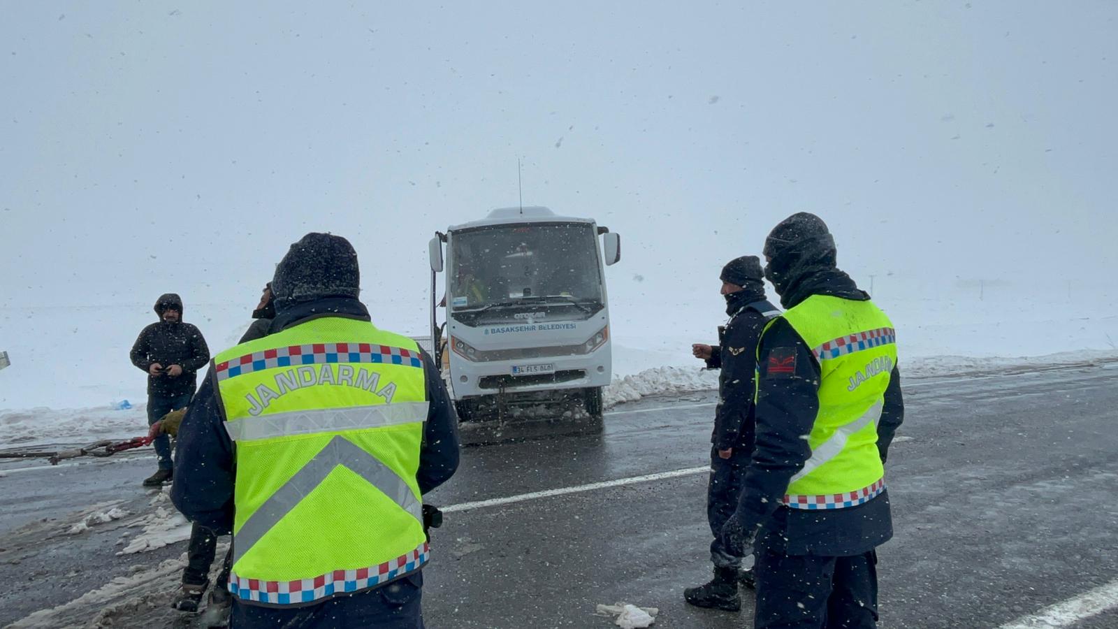 Kayseri'de cenaze götürülen midibüs devrildi; 3'ü ağır, 22 yaralı - Görsel 1