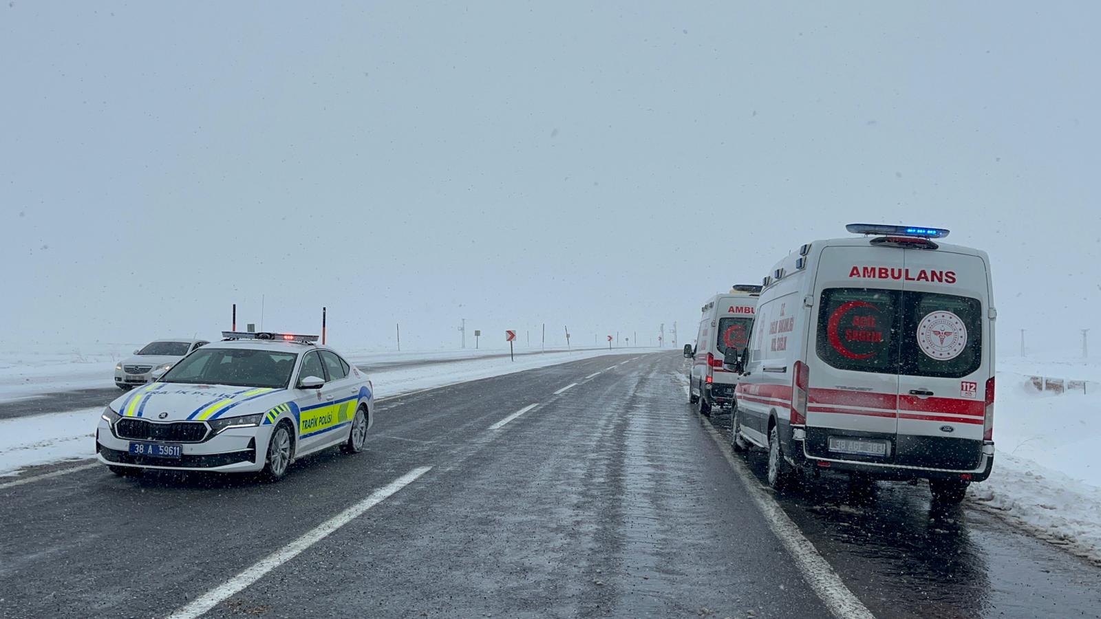 Kayseri'de cenaze götürülen midibüs devrildi; 3'ü ağır, 22 yaralı - Görsel 2