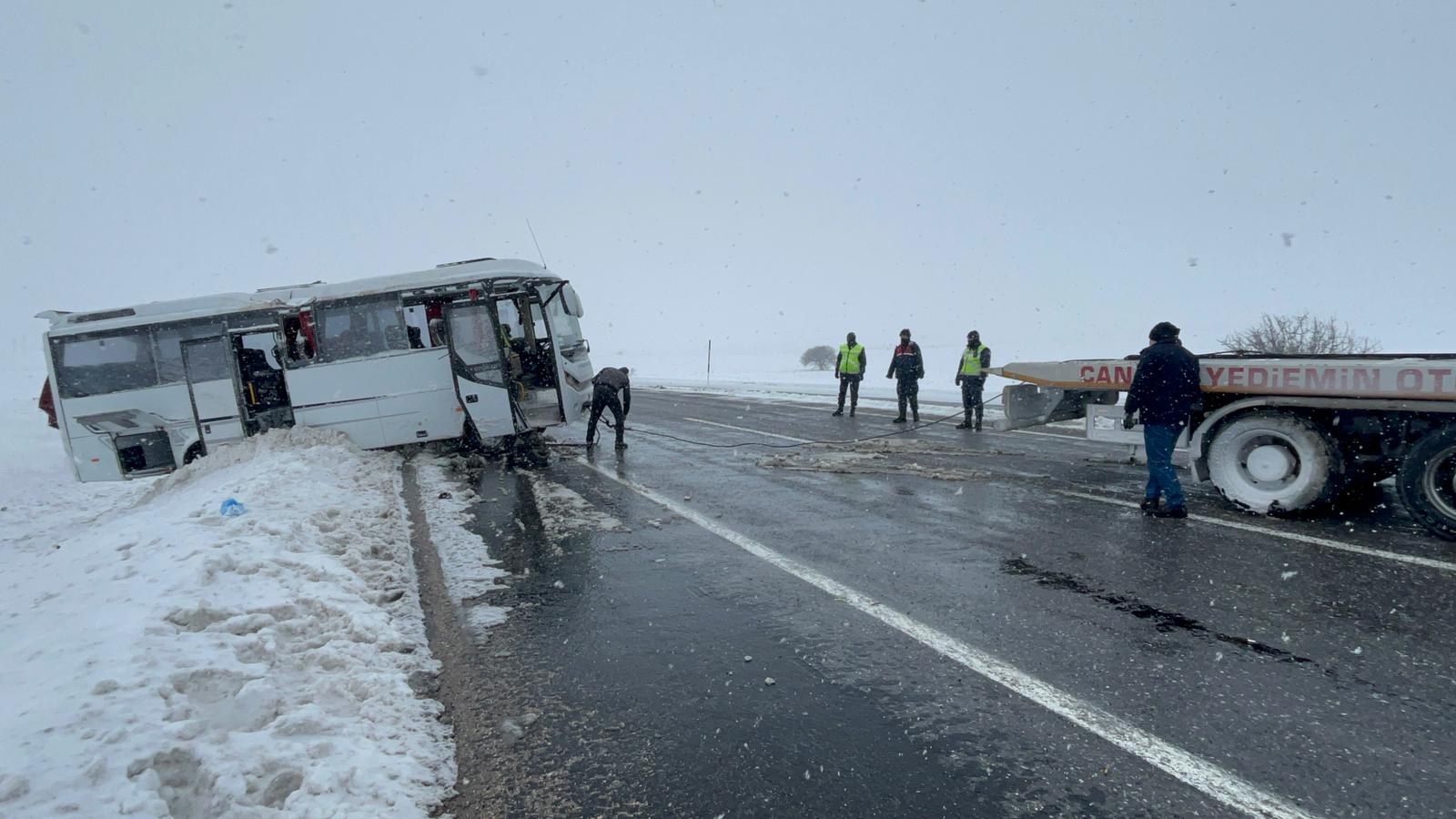 Kayseri'de cenaze götürülen midibüs devrildi; 3'ü ağır, 22 yaralı - Görsel 3
